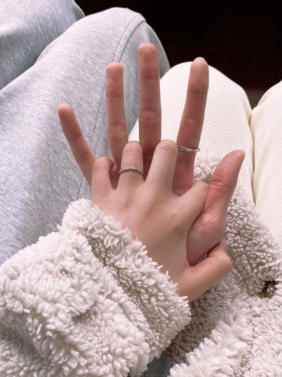 情侣拍照姿势|情侣牵手照这样拍太甜啦!