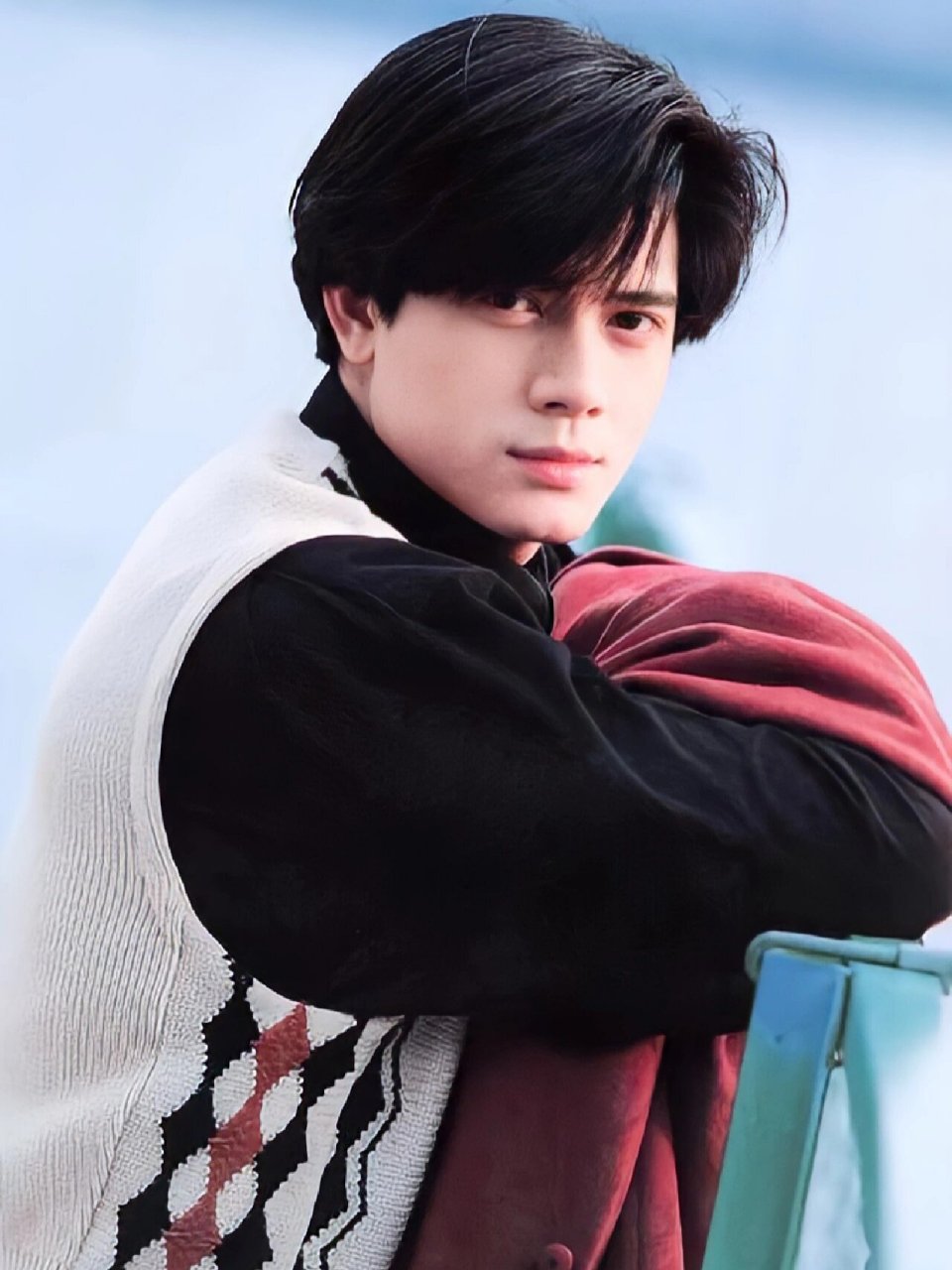 郭富城不愧为天王巨星 年轻时的郭富城,五官精致,浓眉大眼,高挺鼻梁