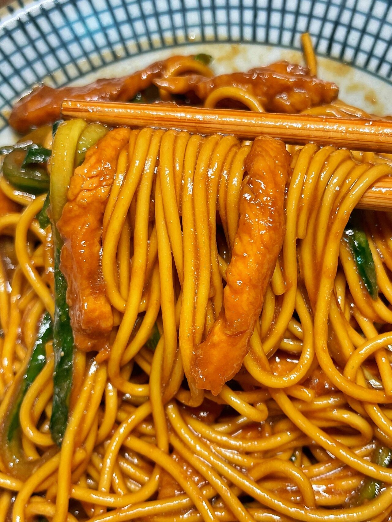 鸡胸肉放入碗中一勺生抽一勺料酒半勺老抽一勺玉米淀粉搅拌均匀