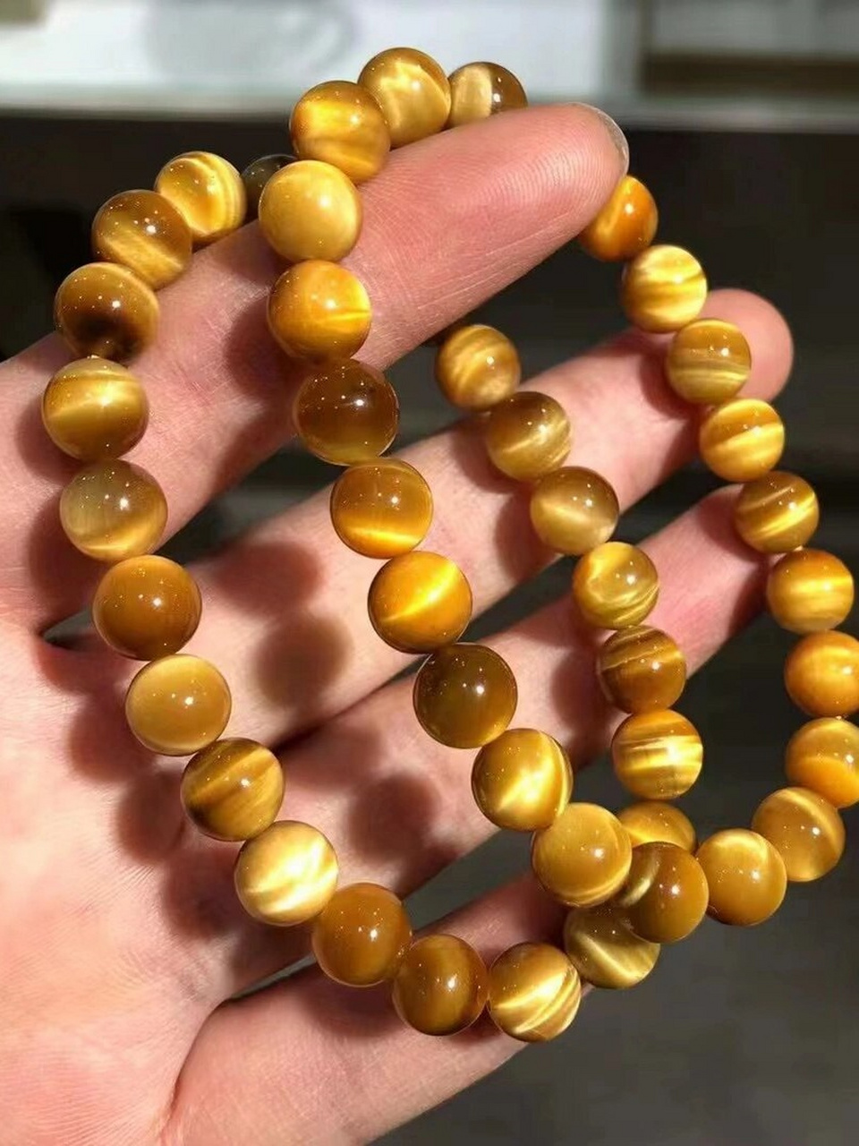 虎眼石了解一下  虎眼石,又名虎睛石或猫眼石,是一种拥有猫眼般璀璨