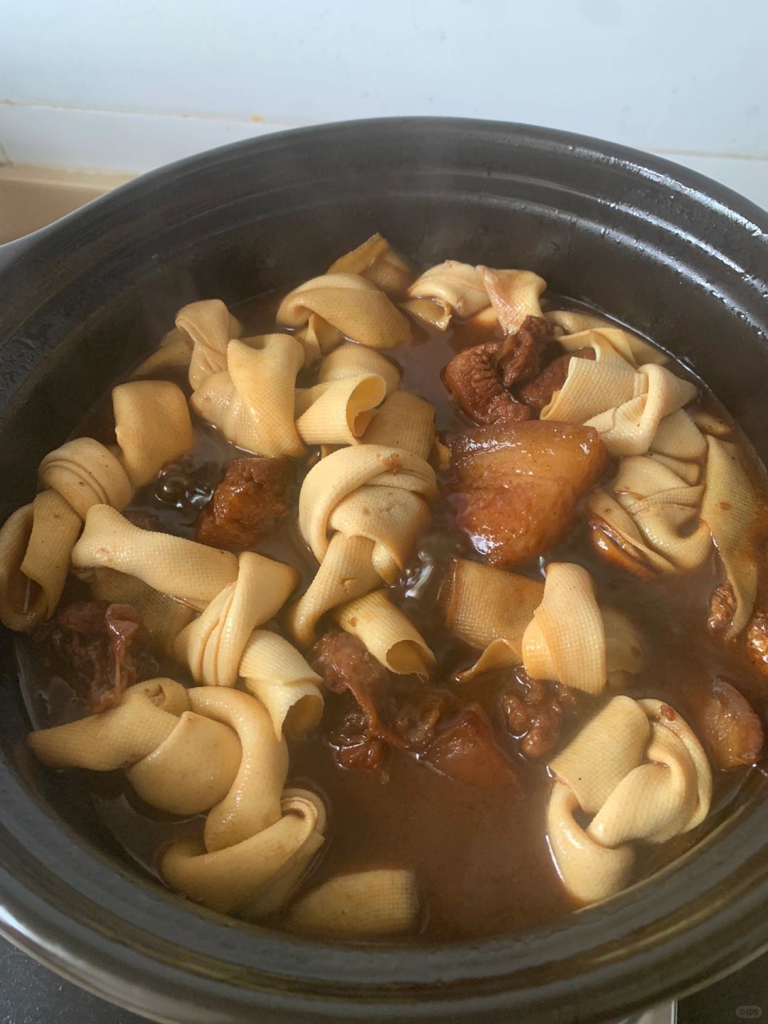 红烧肉百叶结是一道美味的家常菜,口感鲜美,做法简单.