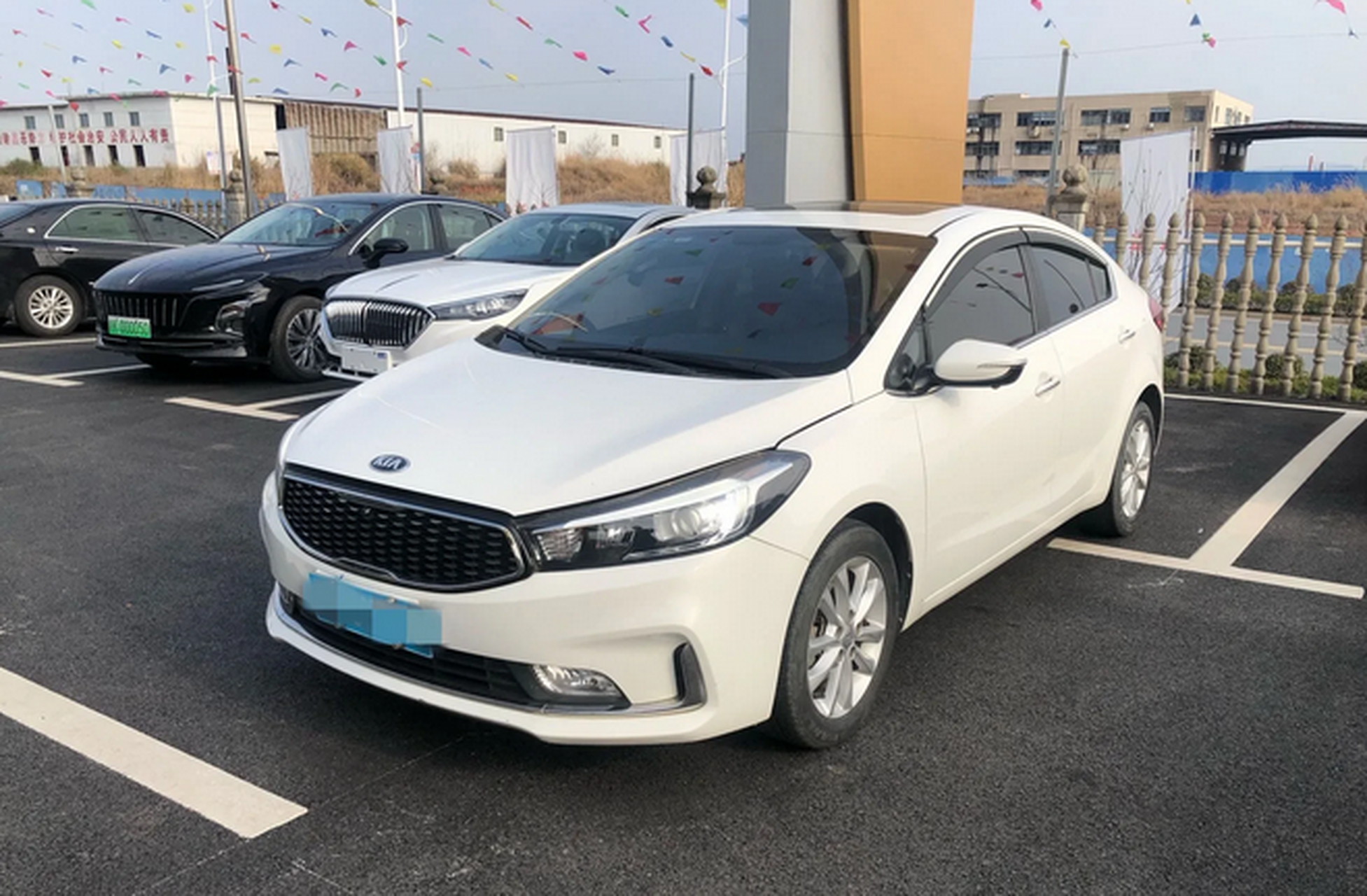 2017年1月起亚k3,自动挡,排量1.6l,白色,公里数6.