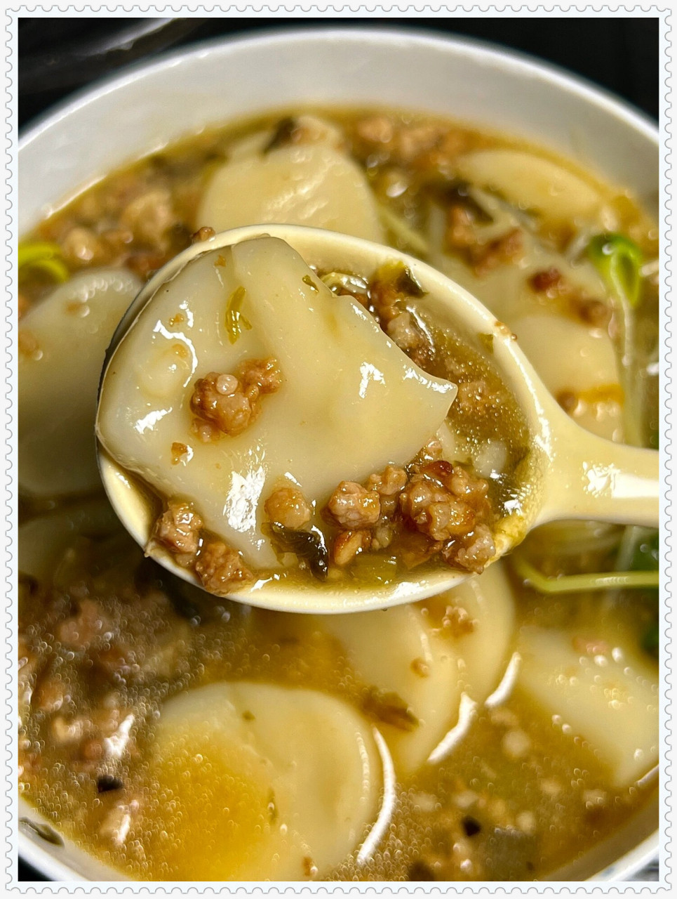 雪菜肉沫汤年糕,鲜香浓郁,令人垂涎欲滴.