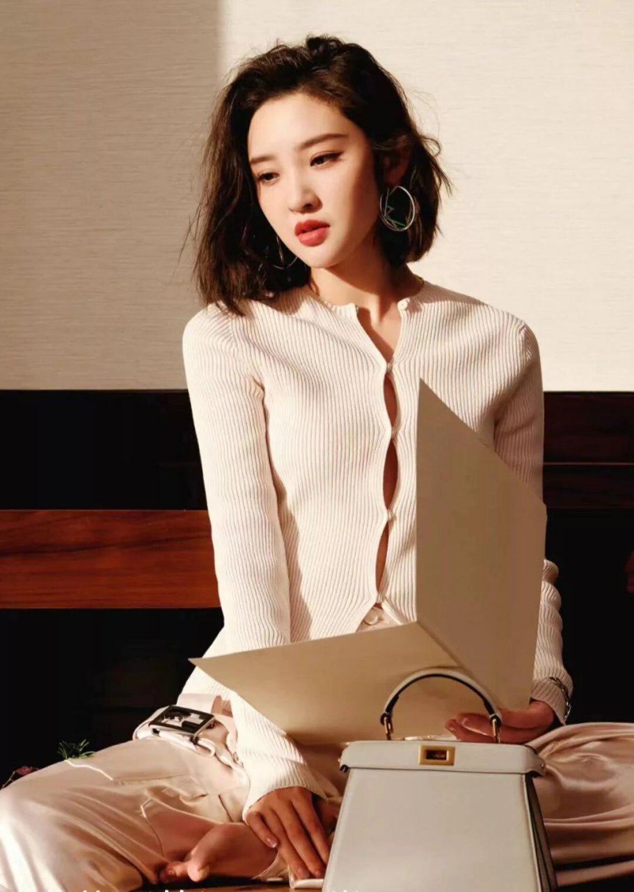 开朗且优雅的唐艺昕  唐艺昕拥有甜美的酒窝,笑容始终灿烂,展现出开朗