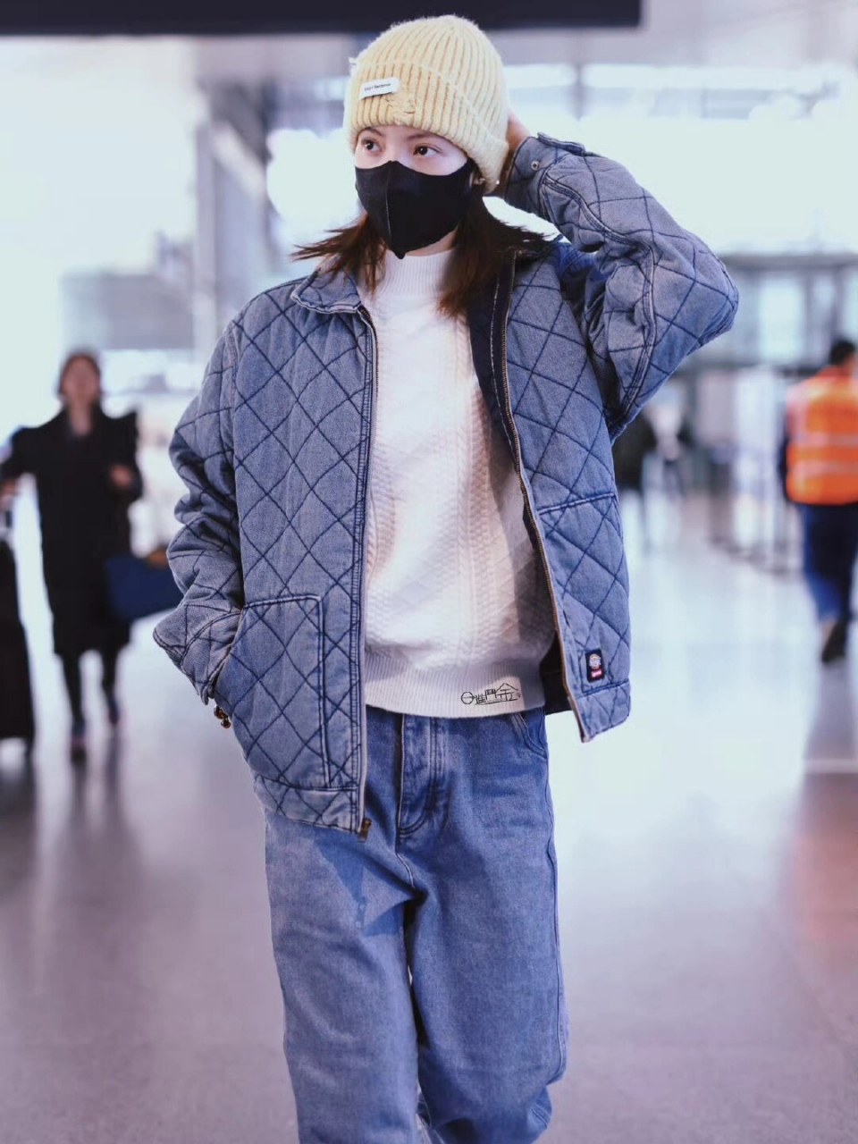 金晨在机场展示了一组引人注目的私服搭配,她身穿一件蓝色菱纹装饰