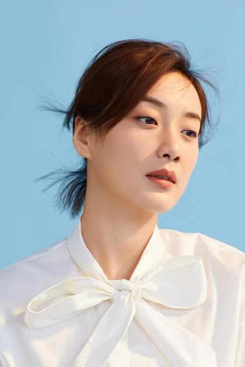 徐梵溪是一位充满斗志和毅力的女演员,她来自东北小镇,一路走向大舞台