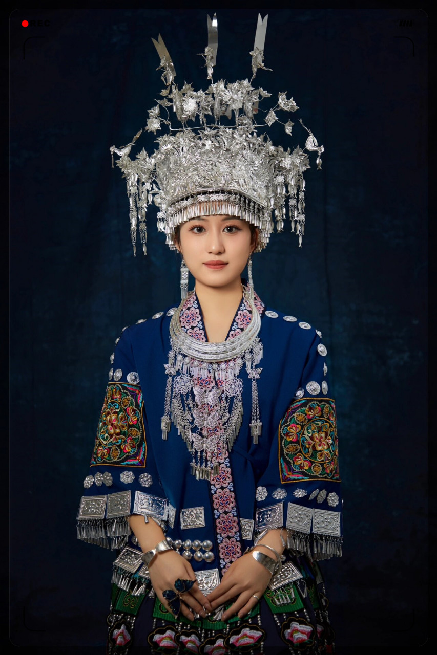 穿上这些华丽的服饰,仿佛置身于绚丽多彩的苗族传统舞蹈中.