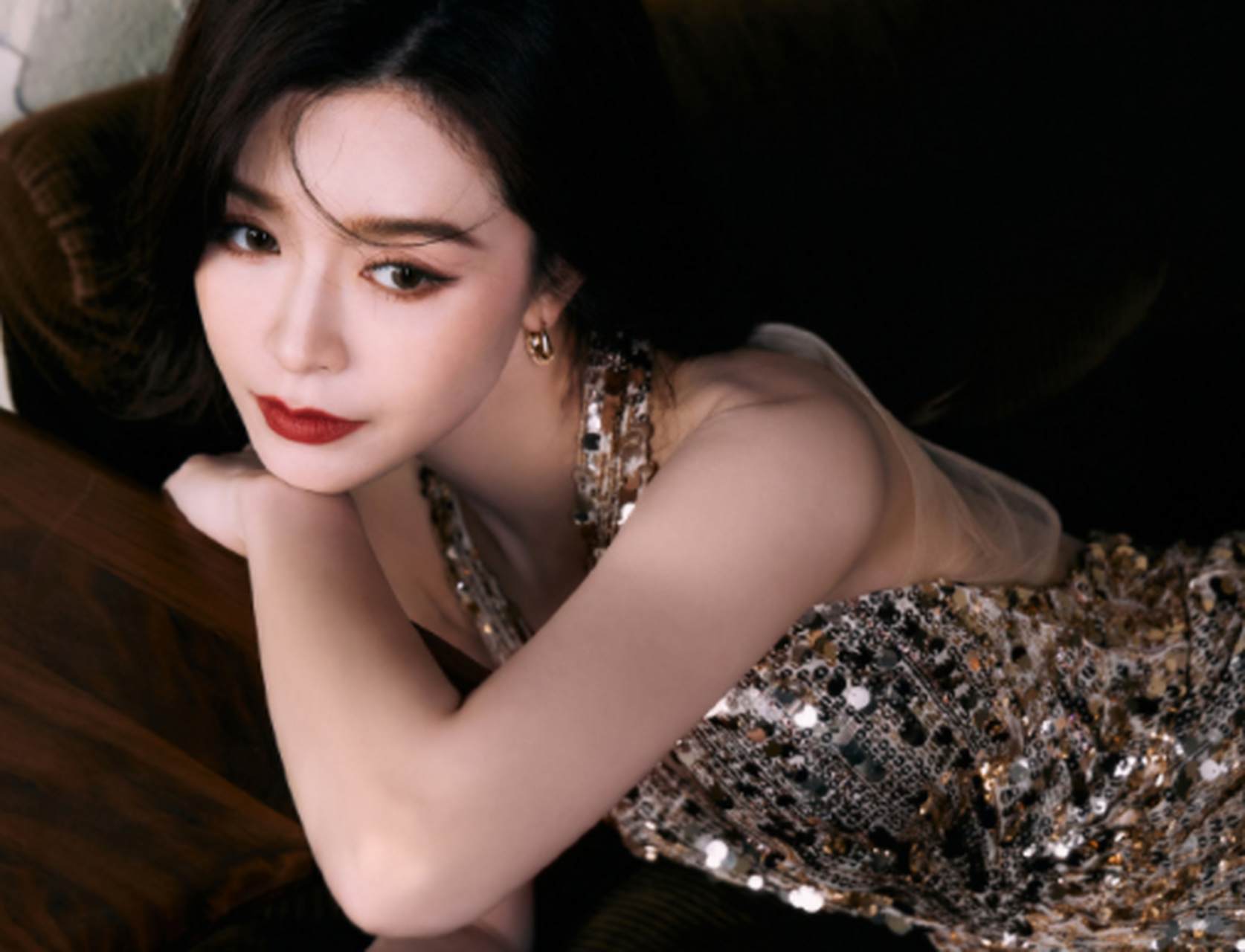 文咏珊这身blingbling的礼服,真的很闪,不愧是明艳的港风美人.