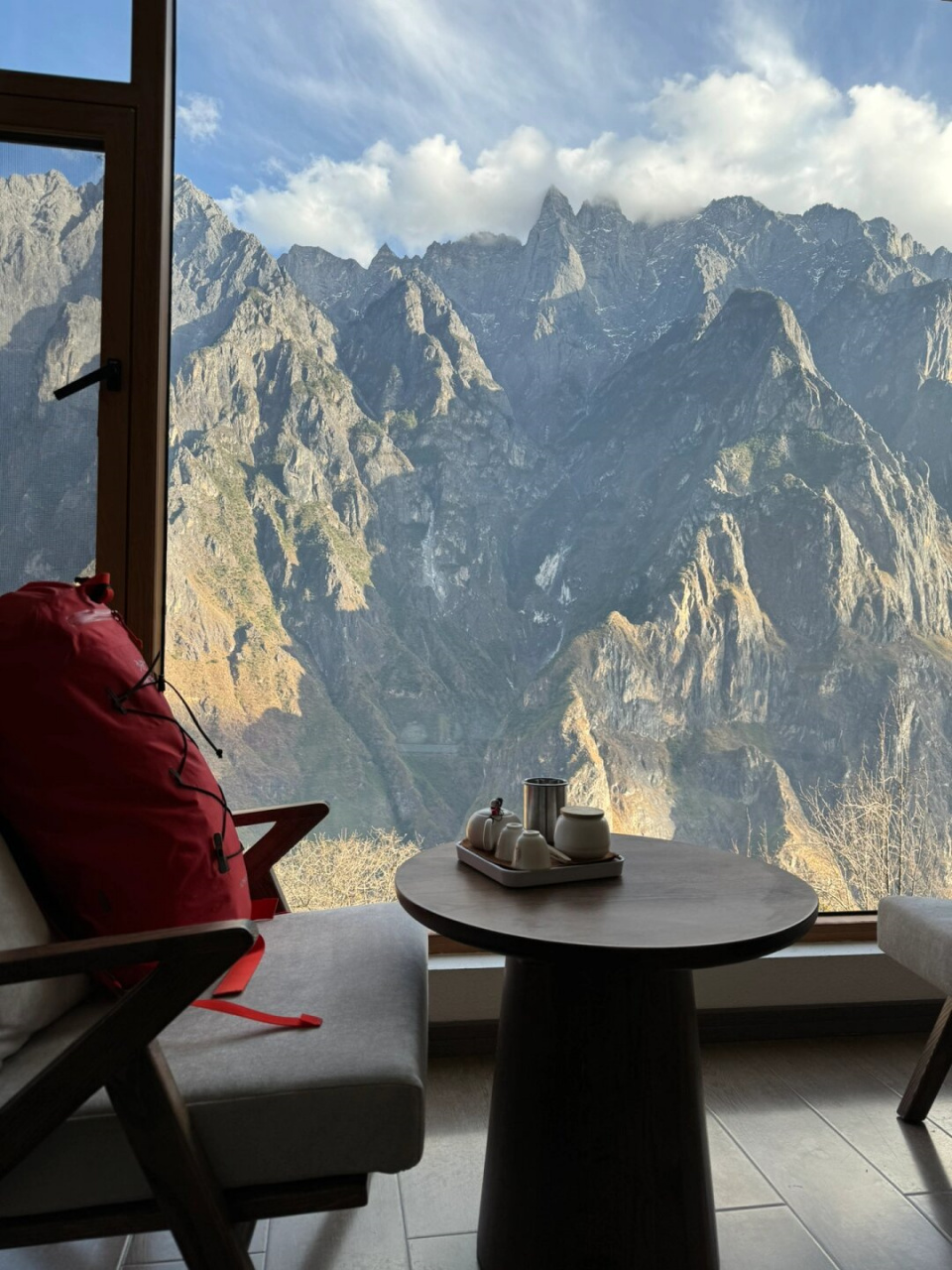 虎跳峡徒步中途住宿  halfway客栈因其传奇般的地位常常导致房源极度