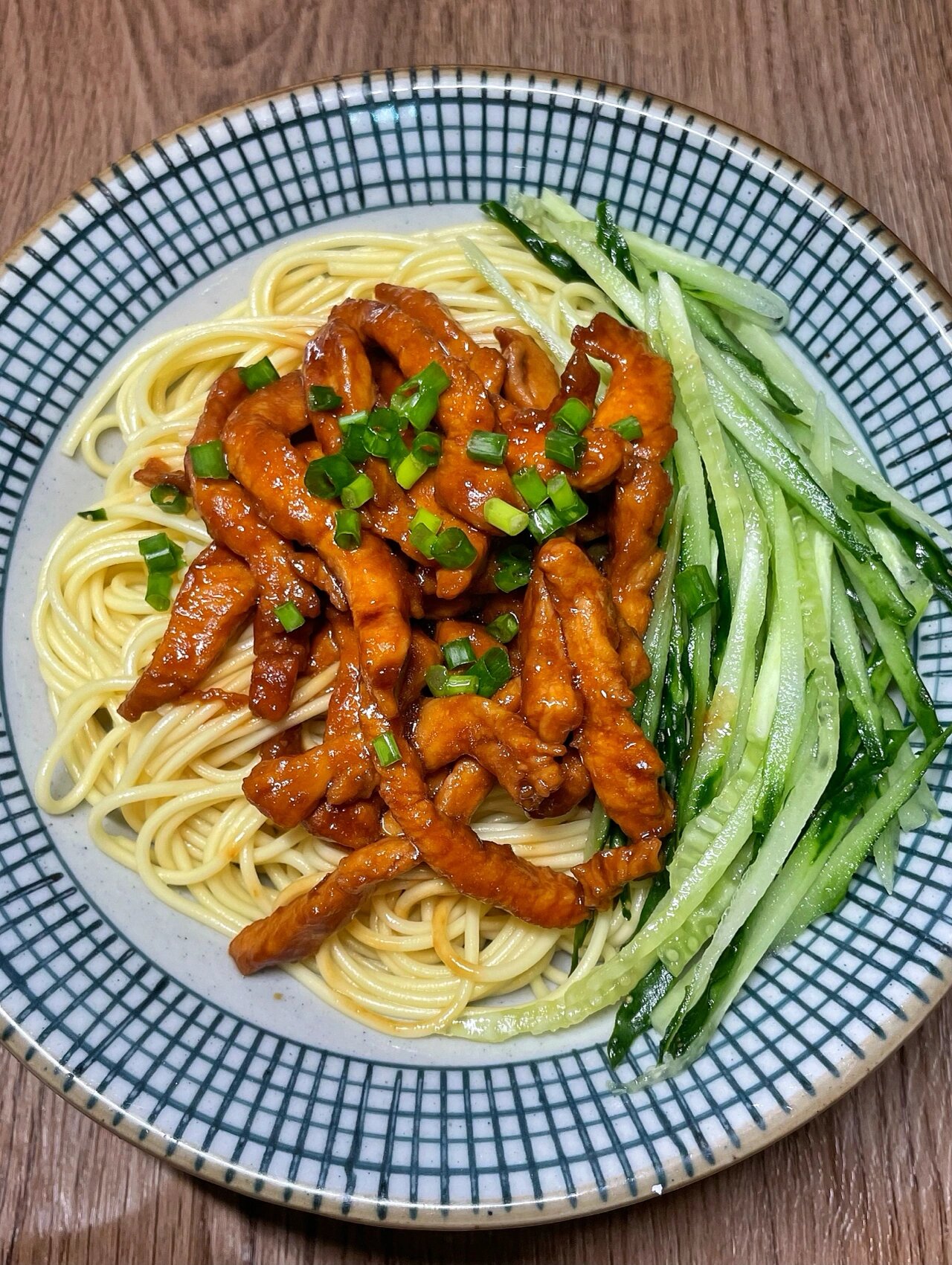 鸡胸肉放入碗中一勺生抽一勺料酒半勺老抽一勺玉米淀粉搅拌均匀