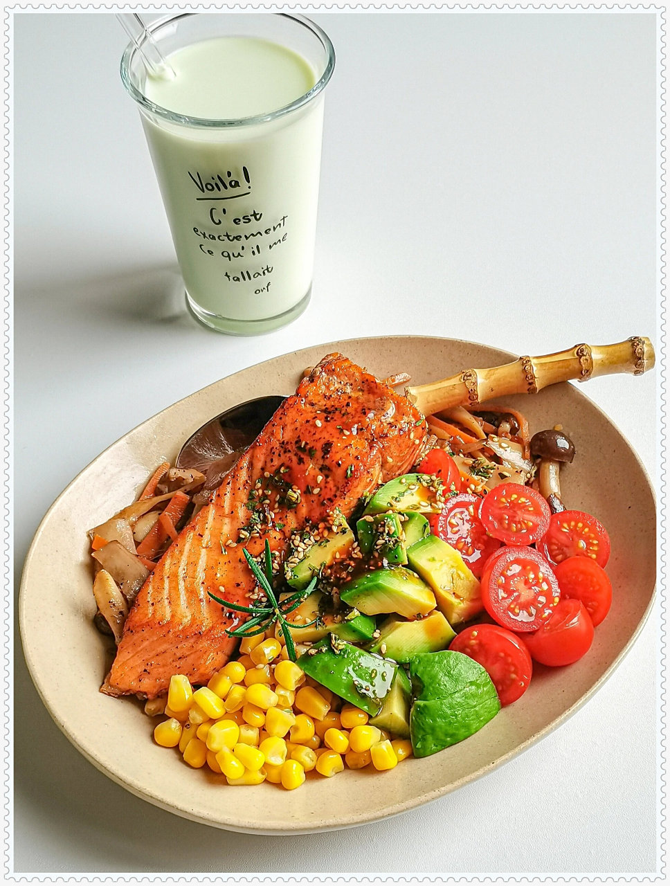 香煎三文鱼波奇饭:低卡高蛋白的美味盛宴  香煎三文鱼的鲜嫩细腻,烩菌