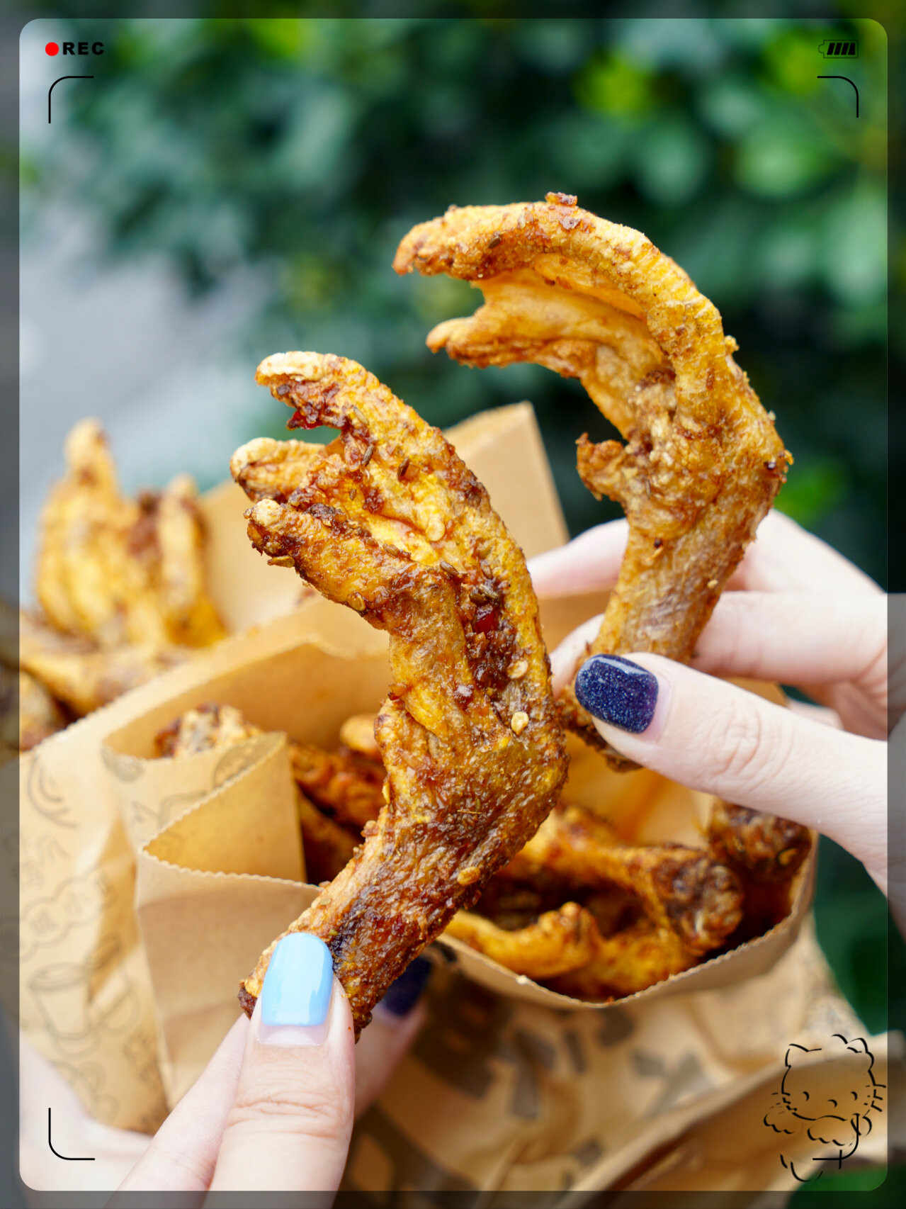 他们的炸鸭掌非常美味,特别是香辣味和孜然味,口感酥脆,味道浓郁