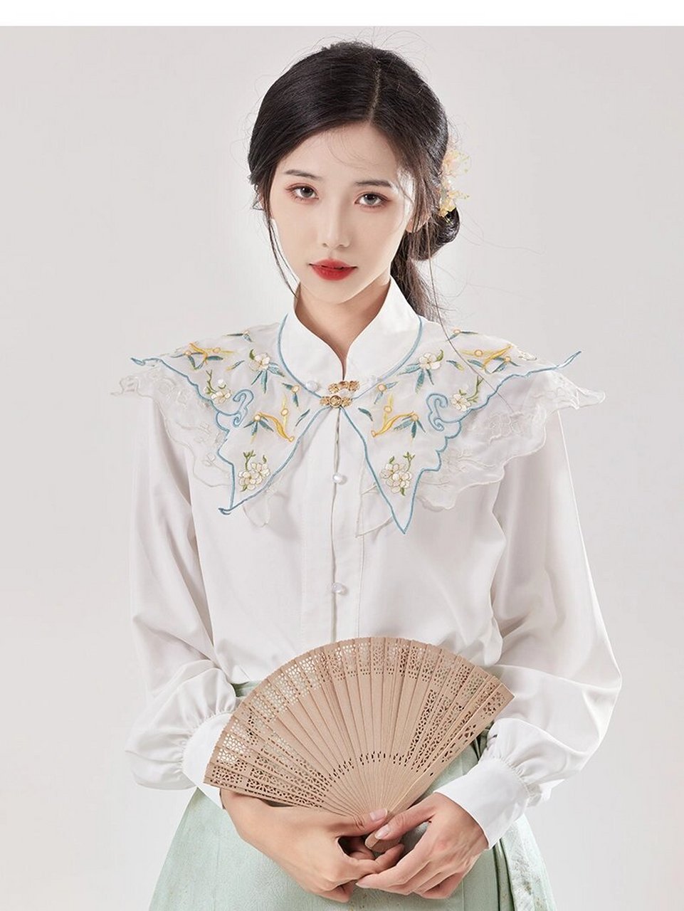 这款衣服不仅有短袖,还特别设计了双层云肩,而且云肩还可以拆卸哦!