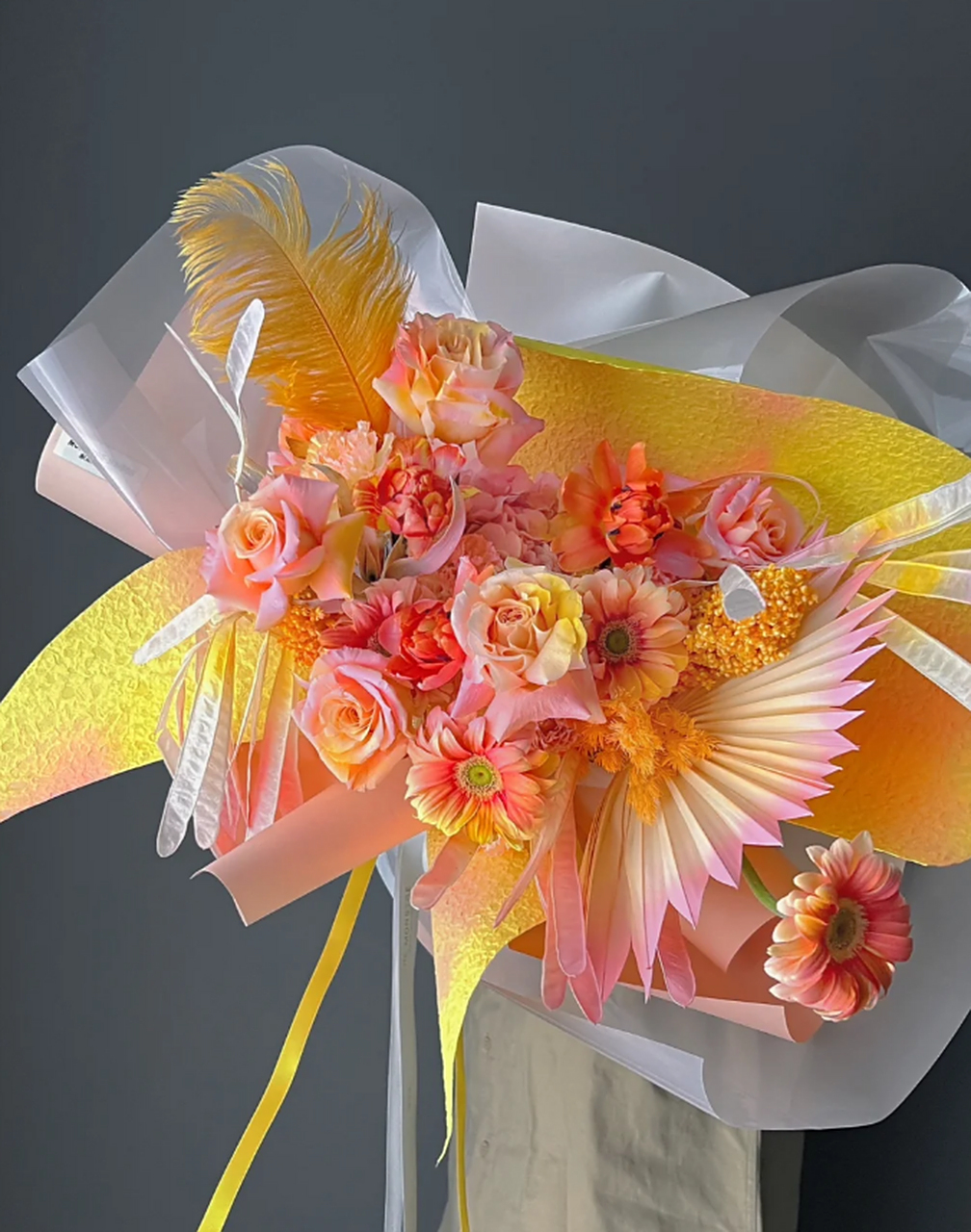 这款花束,就像冬天的蝴蝶一样,橘粉色与黄米色的搭配,既闪耀着光华,又