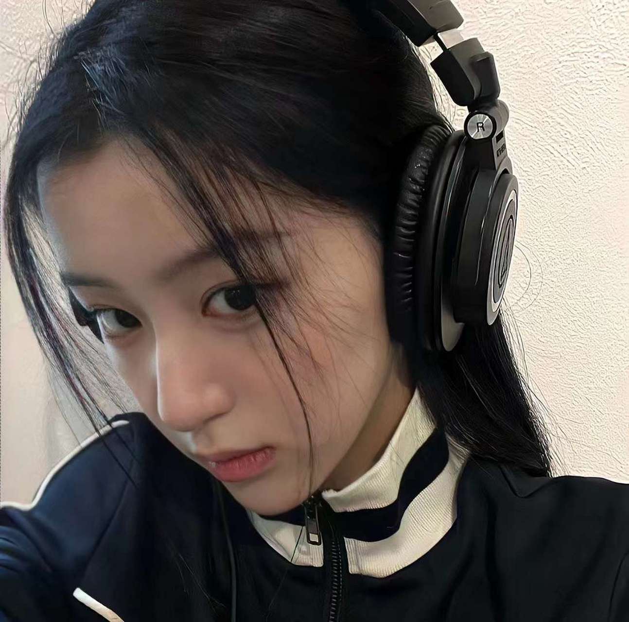 或者想要寻找一组与众不同的头像,那么这组清冷感女生头像绝对是你的