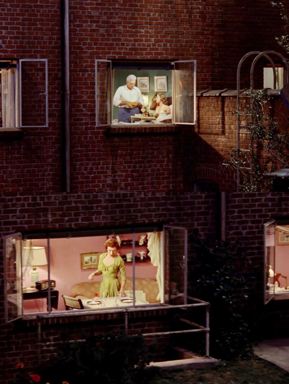 《后窗》虽是一部久远的经典之作,但其内容引人入胜:讲述了一位摄影