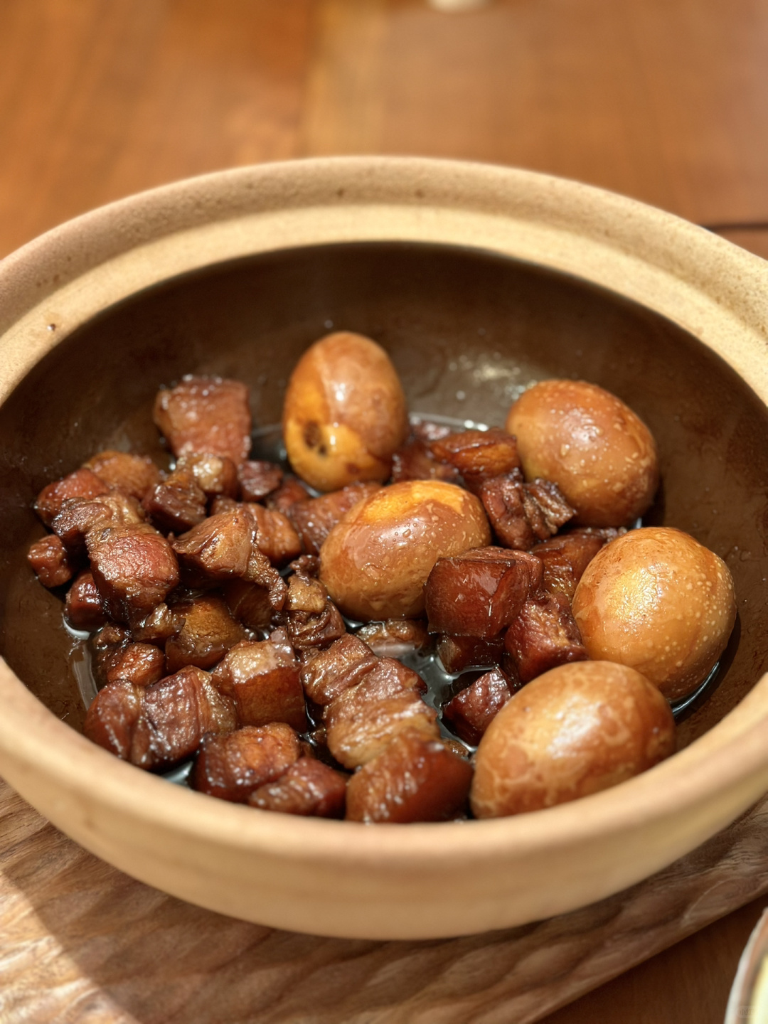 简介  红烧肉烧蛋是一道家常菜五花肉与鸡蛋完美结合
