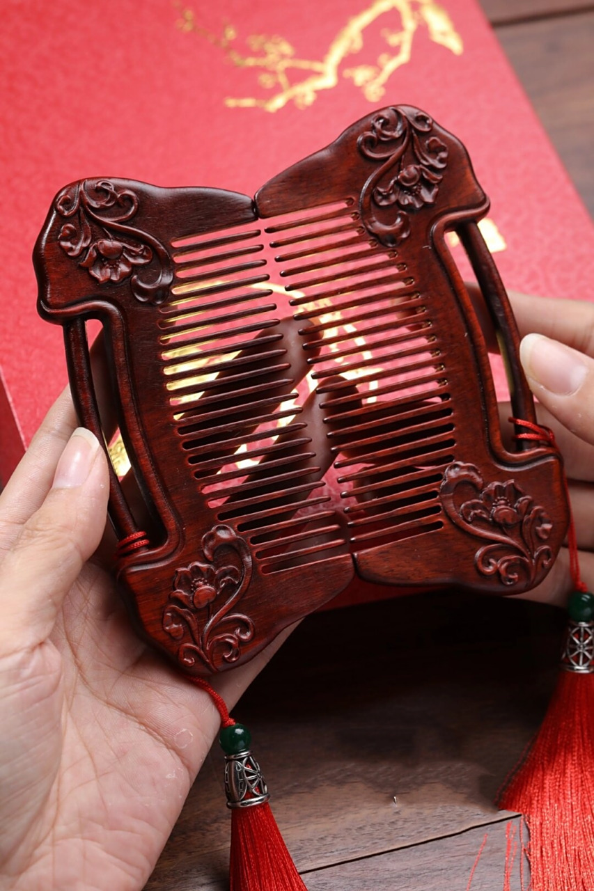 梳子代表着长久永恒	  在古代,梳子被视为一种定情信物,代表着爱情的