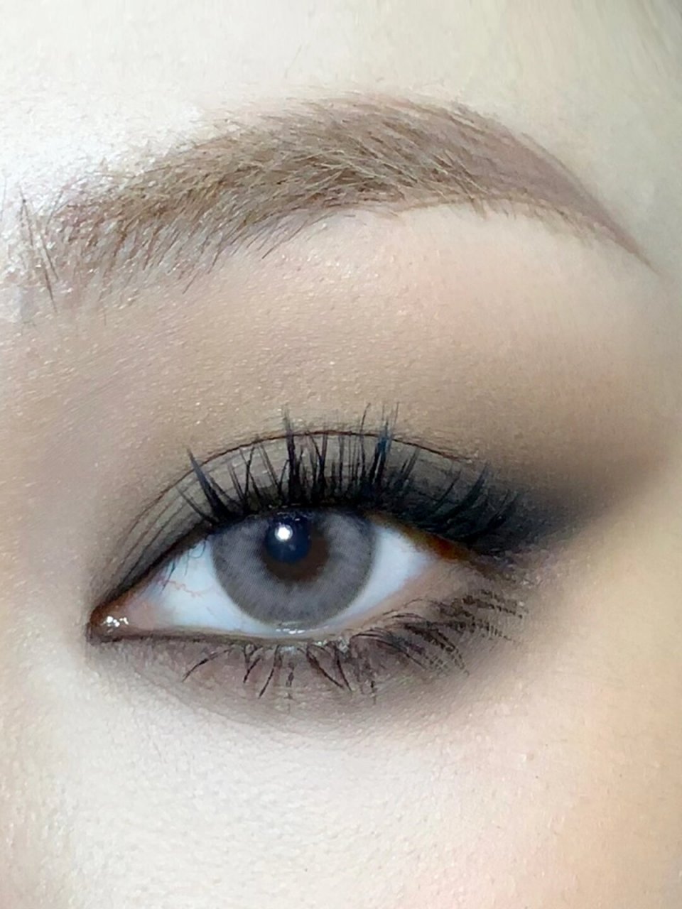 亚裔混血感无眼线烟熏妆  高级有质感的全哑光烟熏妆,是当下非常流行