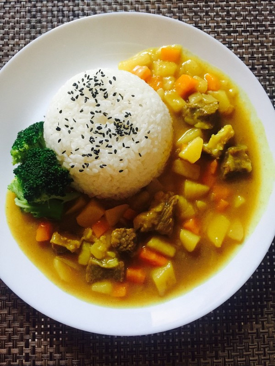 咖喱牛肉饭  准备以下食材: 牛肉一块,土豆一个,胡萝卜一根,洋葱半个