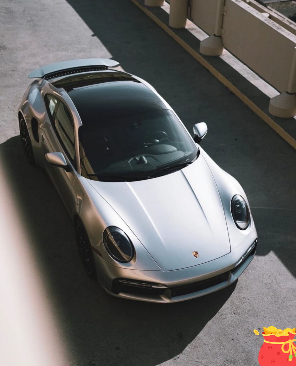 看到这辆保时捷992,我不禁感叹:帅呆了简直,无懈可击!