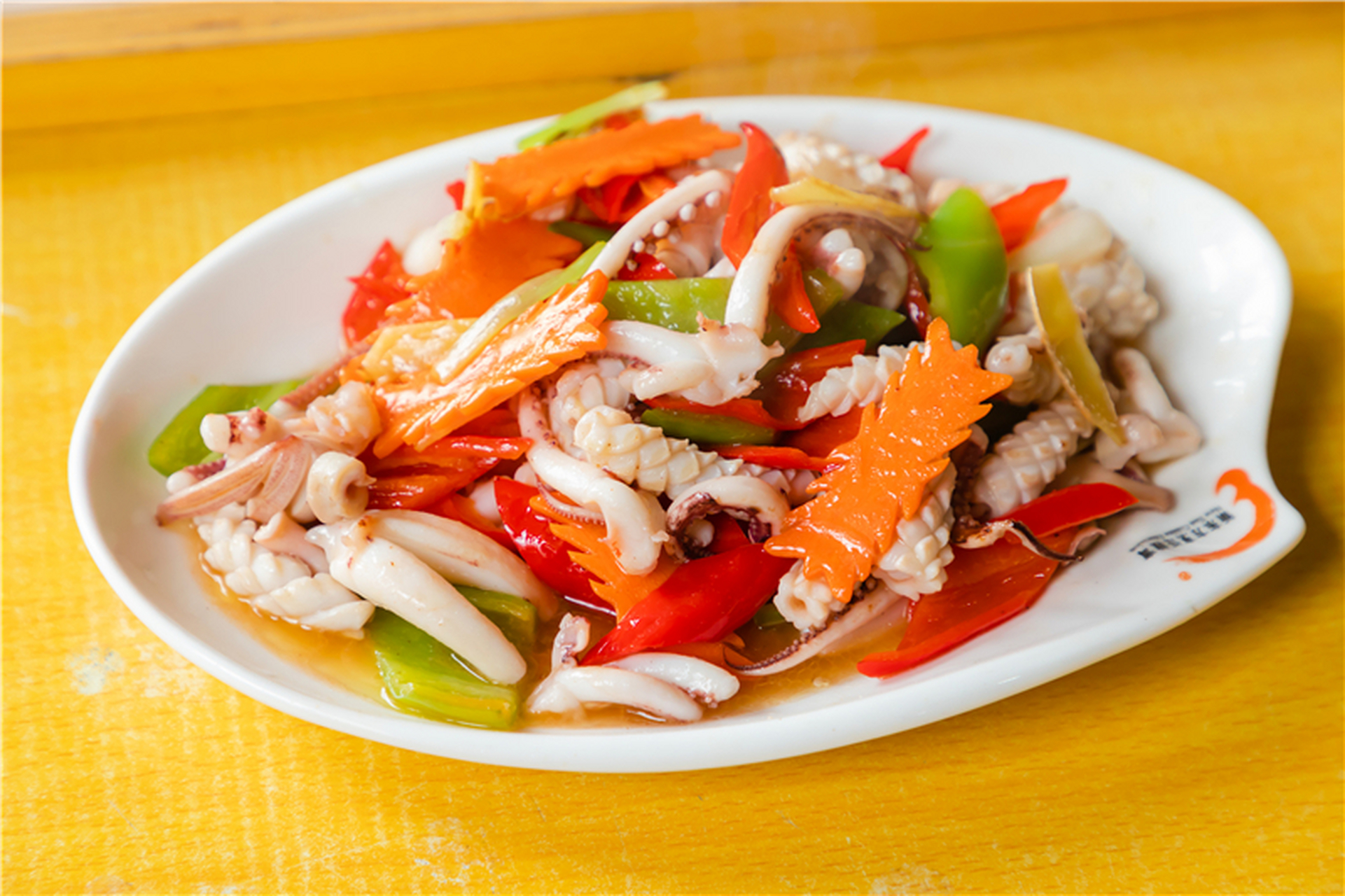 将鱿鱼去内脏和软骨