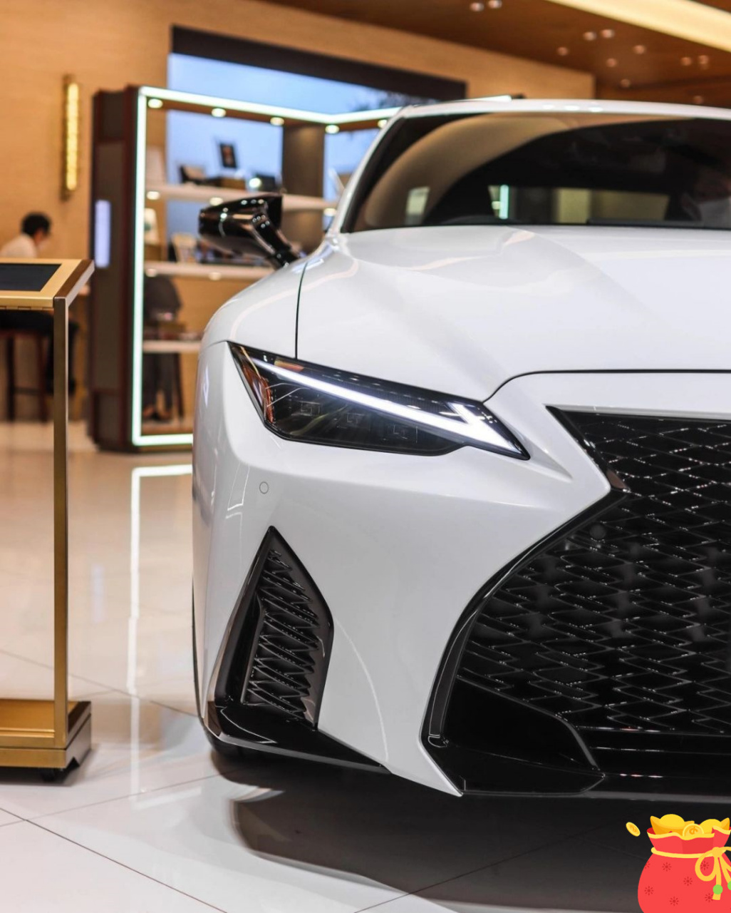 雷克萨斯is,这款b级车的美,真的让人难以忘怀.