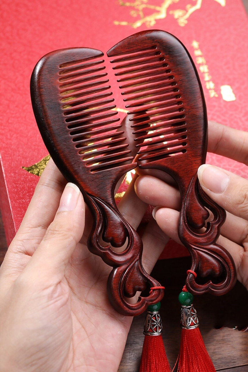 梳子代表着长久永恒	  在古代,梳子被视为一种定情信物,代表着爱情的