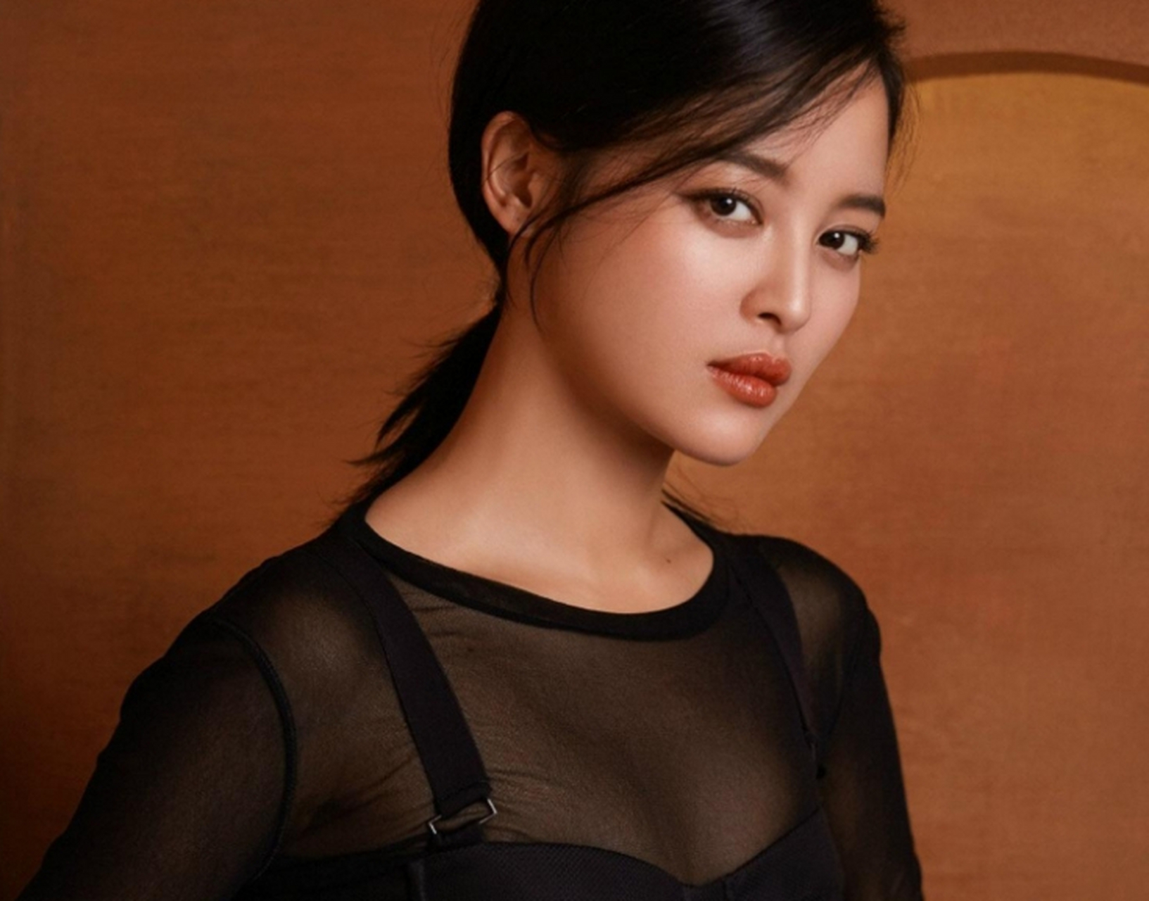 一次,辛芷蕾和胡歌吃火锅,刚拿起筷子,王家卫立刻制止她:"你以后吃饭