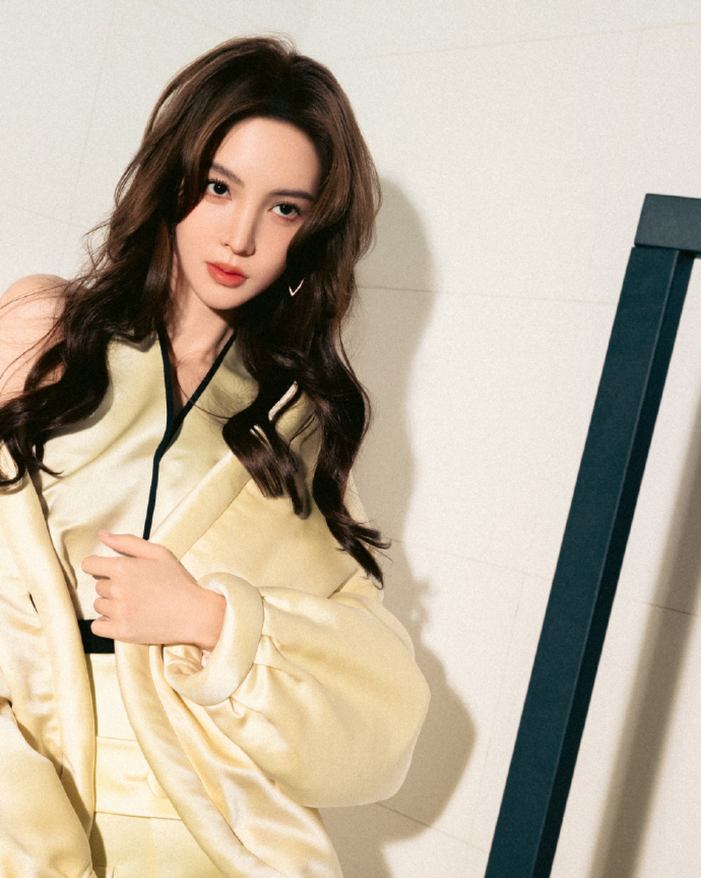 金晨穿羽绒服走红毯,风度温度兼顾了,搭配大波浪发型清爽又可爱