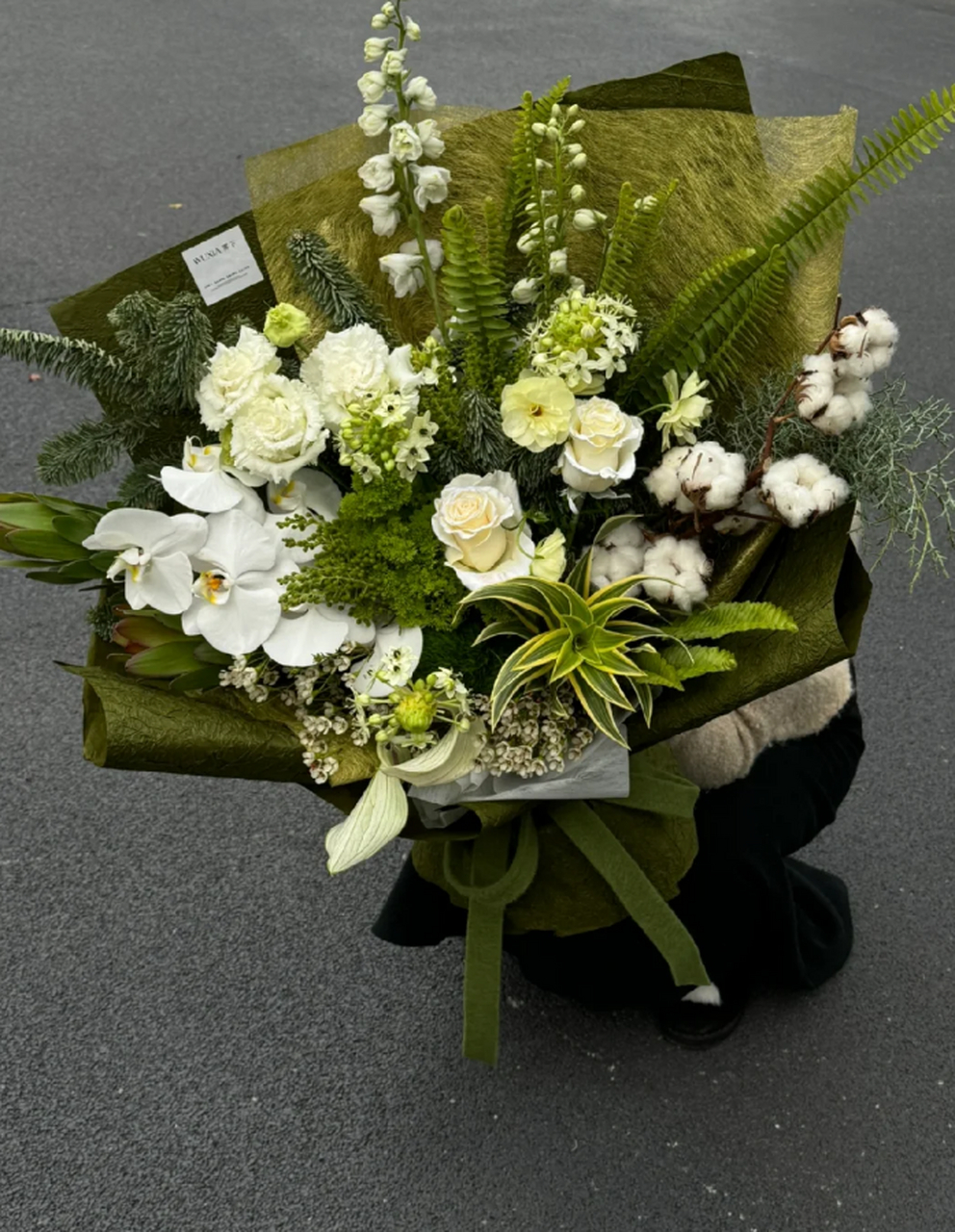 赠予心爱的人,让这份白绿色系花束见证你们之间那份纯净的