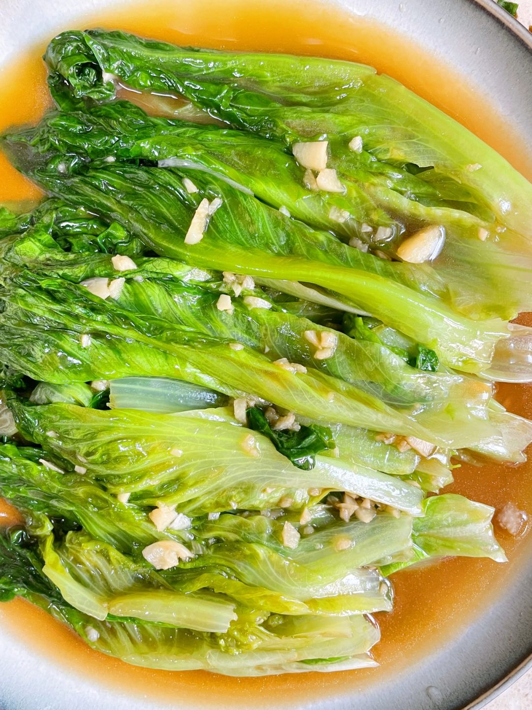 蒜泥生菜  简介: 蒜泥生菜是一道清爽可口的家常菜,以其独特的蒜香味