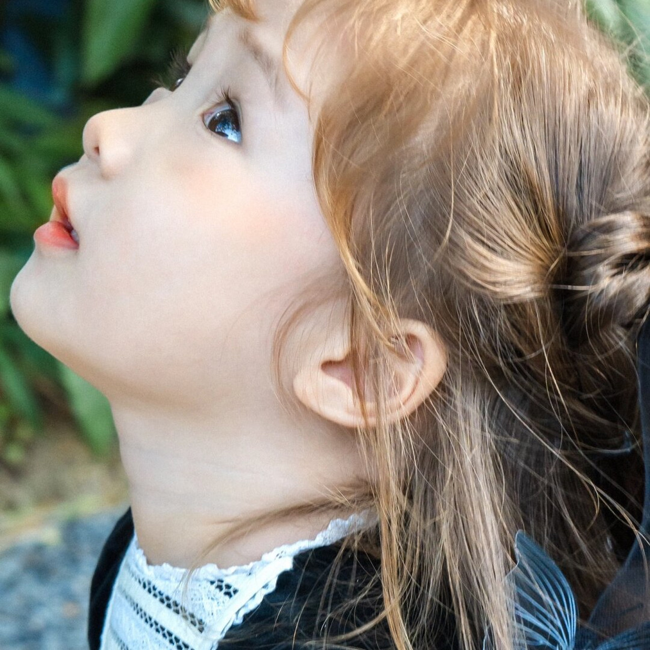 属于秋天的氛围感头像  会转圈圈的小女孩简直太萌了!