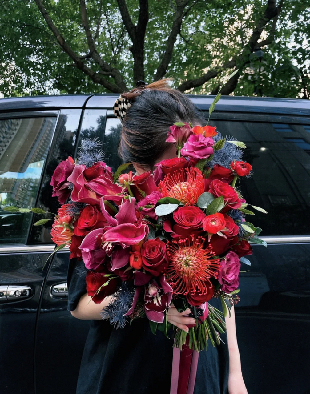 但你知道吗?红色的手捧花也可以展现出高级感!