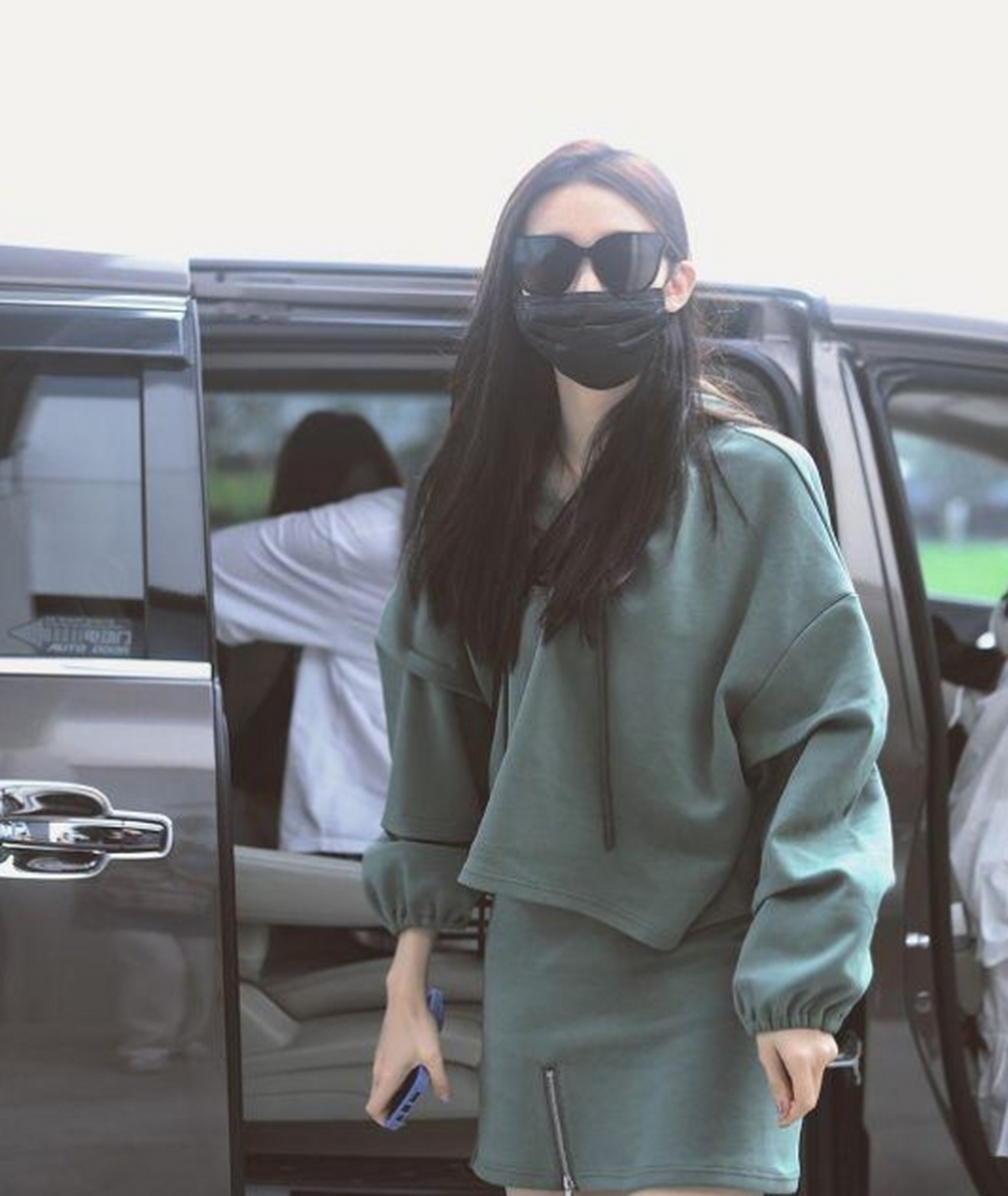 张艺凡机场照被疯传