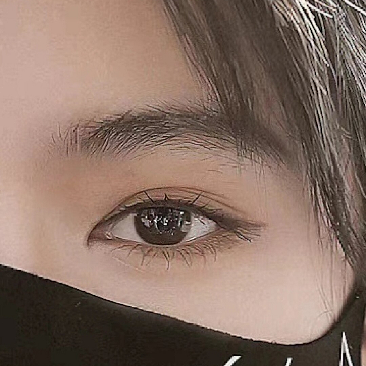 kiki许佳琪眼妆仿妆  没有使用色彩明度高的眼影,而是选择了眼线胶笔