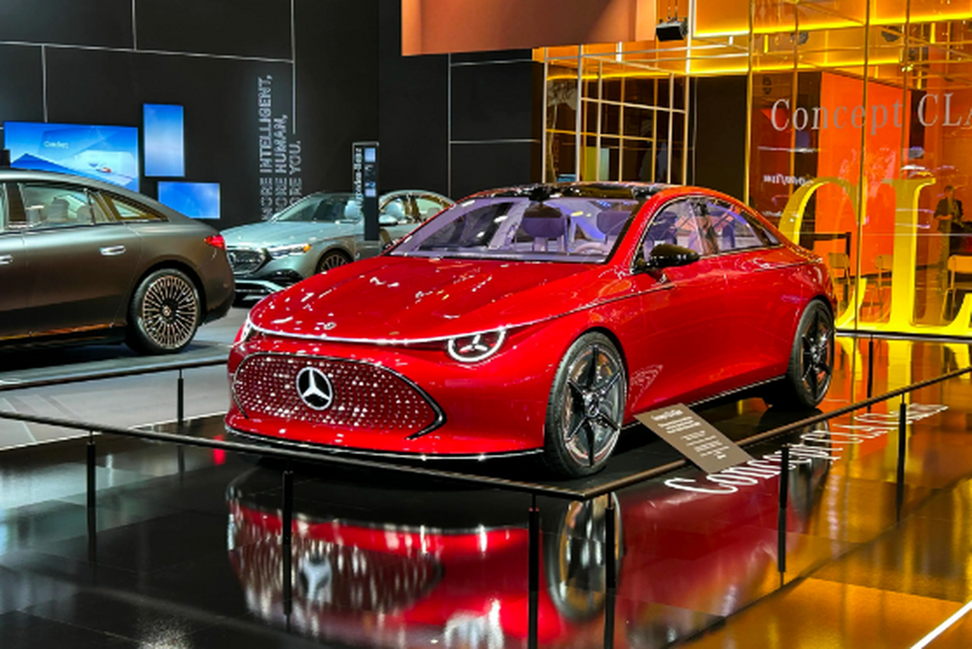 在刚刚开幕的ces 2024期间,梅赛德斯-奔驰cla级概念车亮相展出