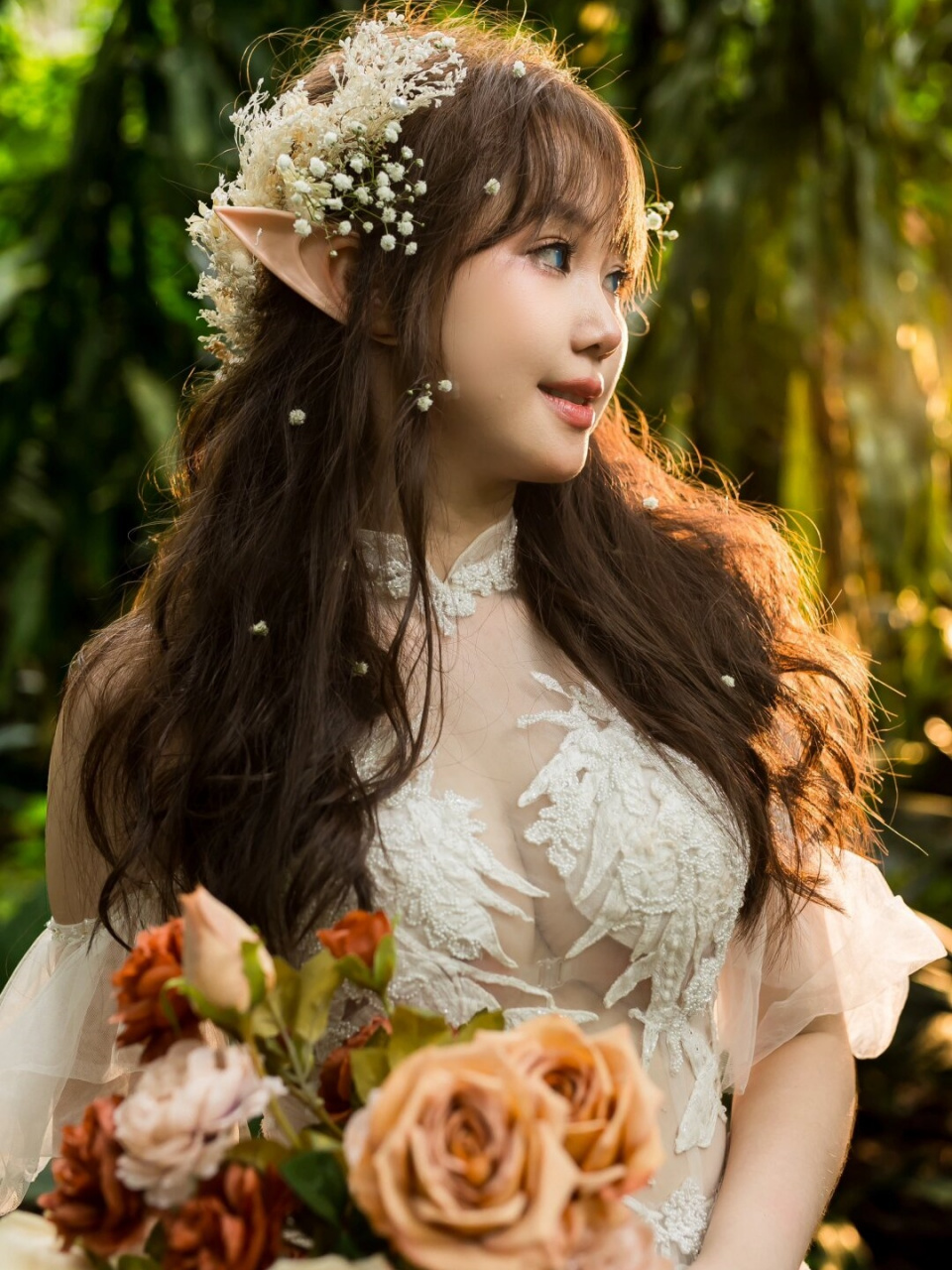 新娘精灵森系造型  这款妆容真是令人眼前一亮,充满元气和活力,如同