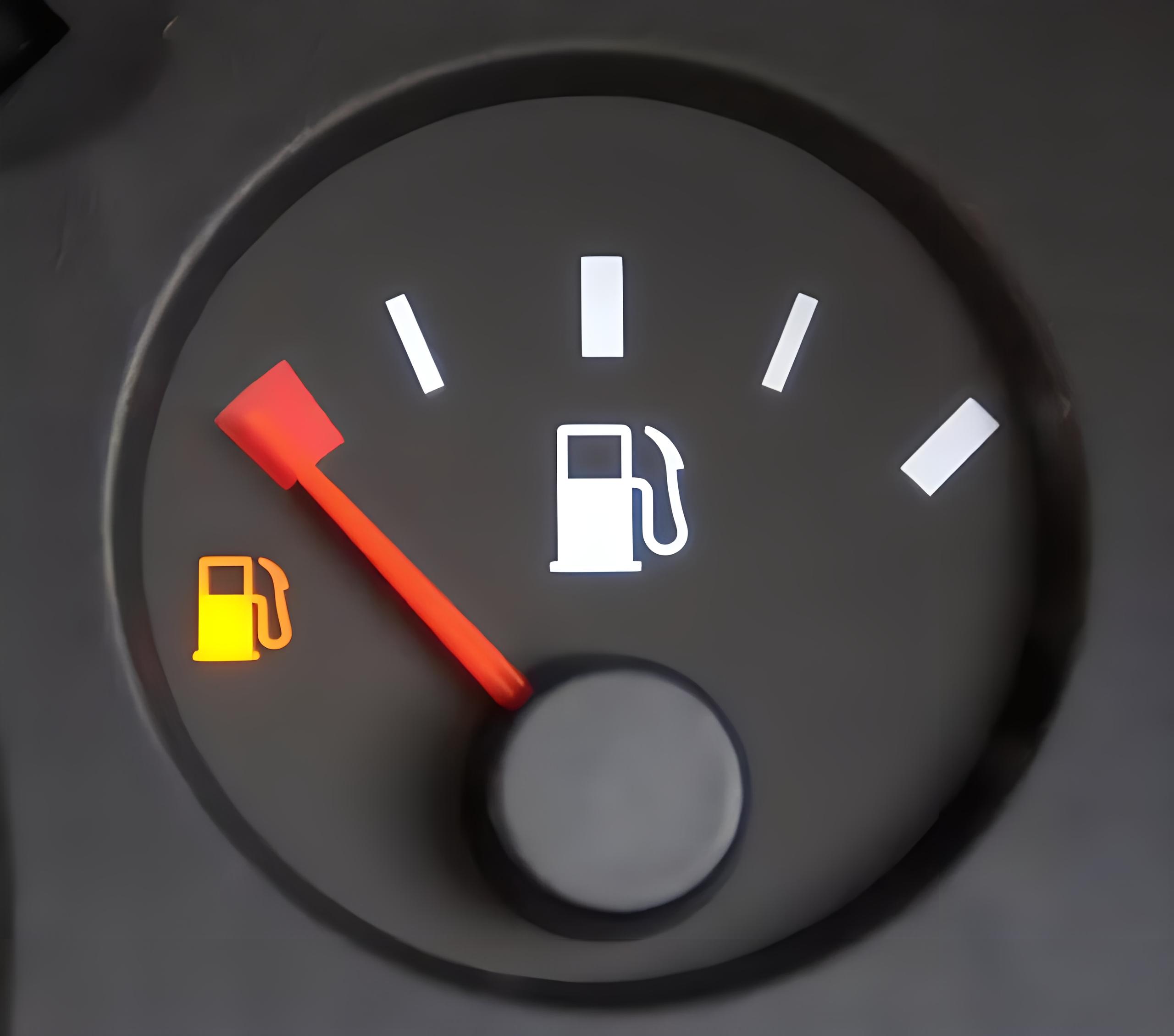 汽车油表灯亮了,还能开多少公里?老司机:记住这个数