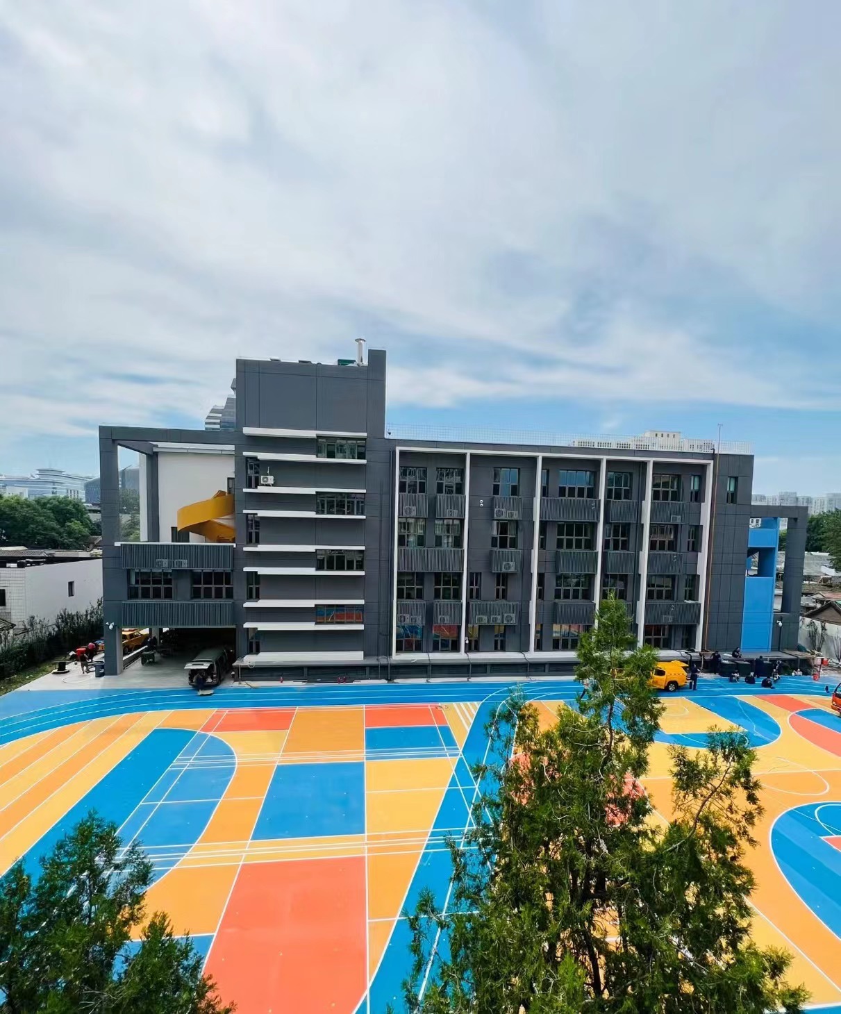 实际上,这个校区属于原地翻建,位置依然是:涭水河胡同45号.该校区可