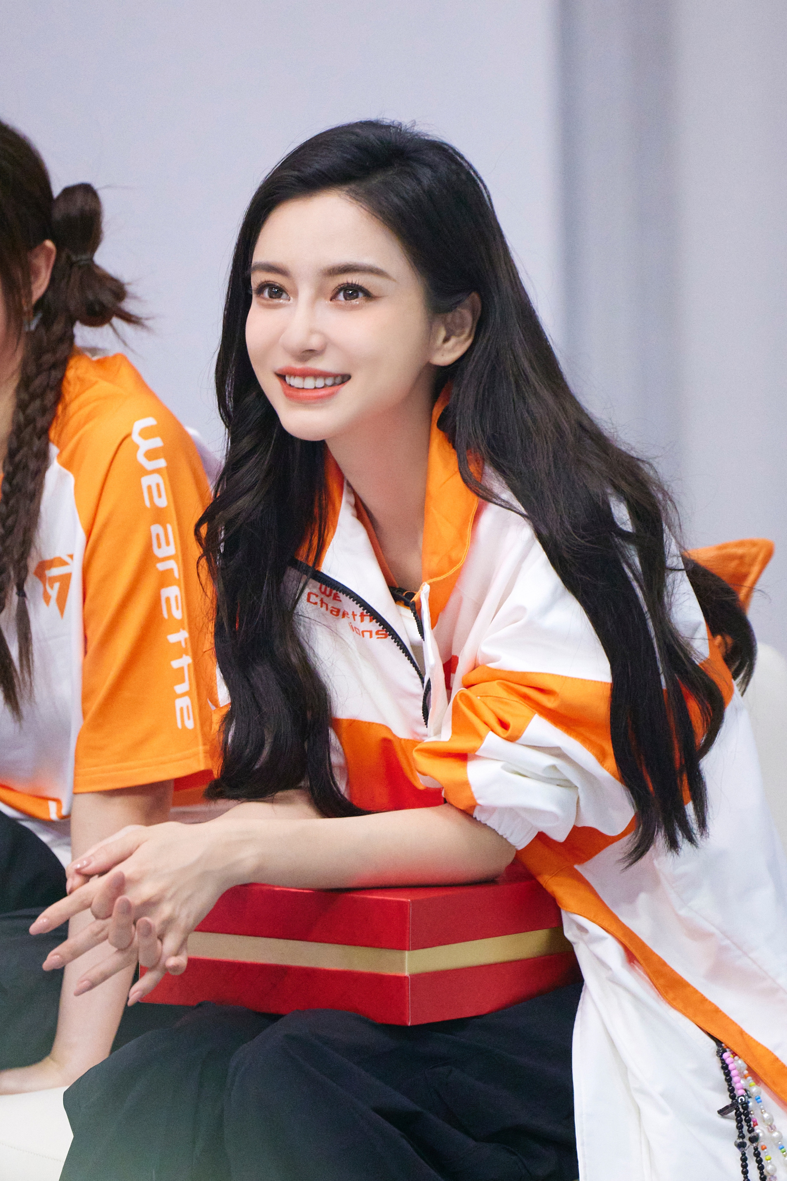 杨颖橙色运动装 长发飘飘 身姿优美 笑容灿烂 充满活力 动感十足