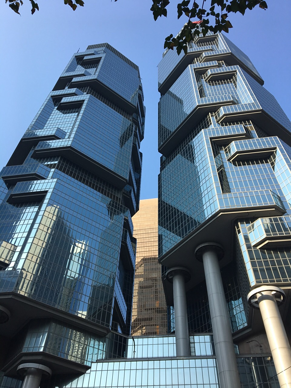 天健创业大厦位于深圳cbd西景田片区,背靠狮岭山,东观莲花山,西眺