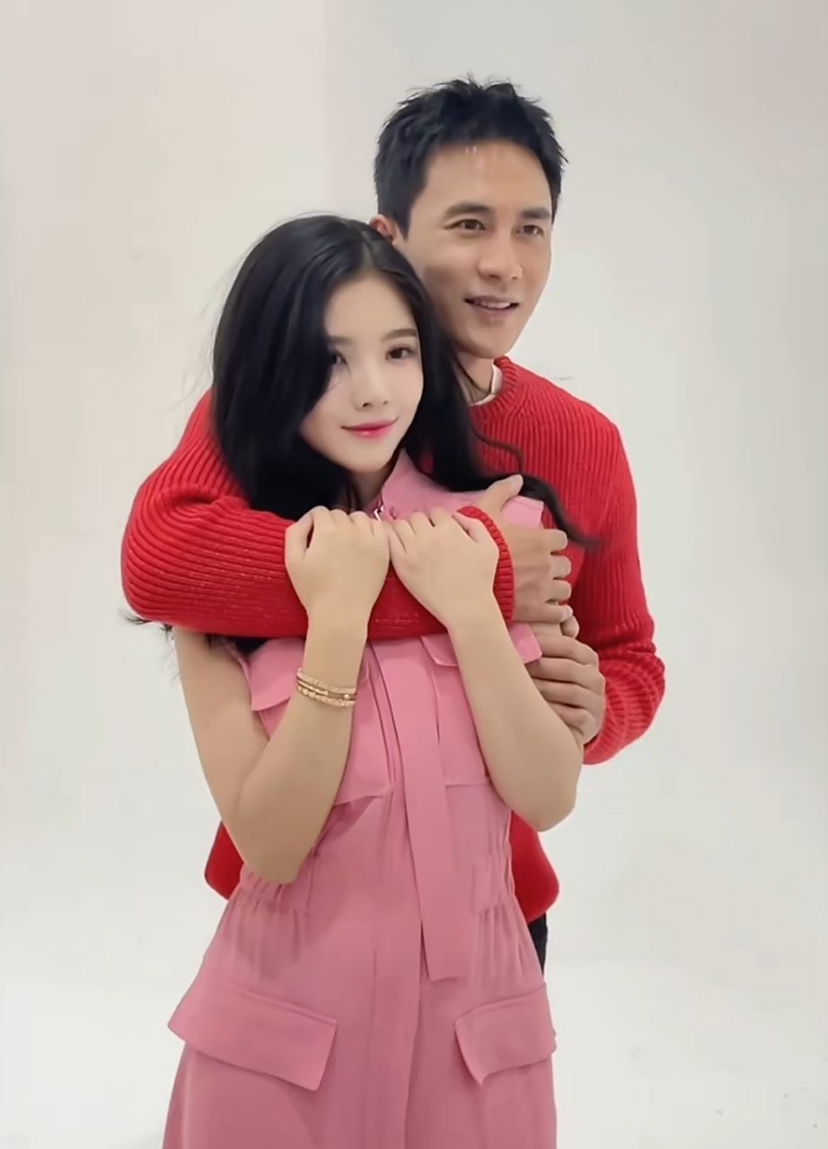 王灿分享工作和陪娃日常,杜淳搂着她肩膀拍杂志,结婚快三年还像热恋中