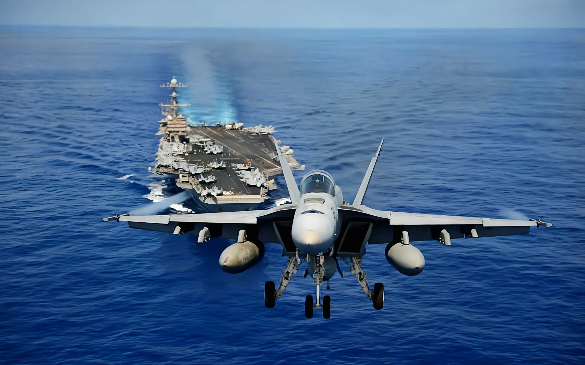 最近央视公布了辽宁号航母编队在外海航行时,055大驱南昌舰遭遇美国