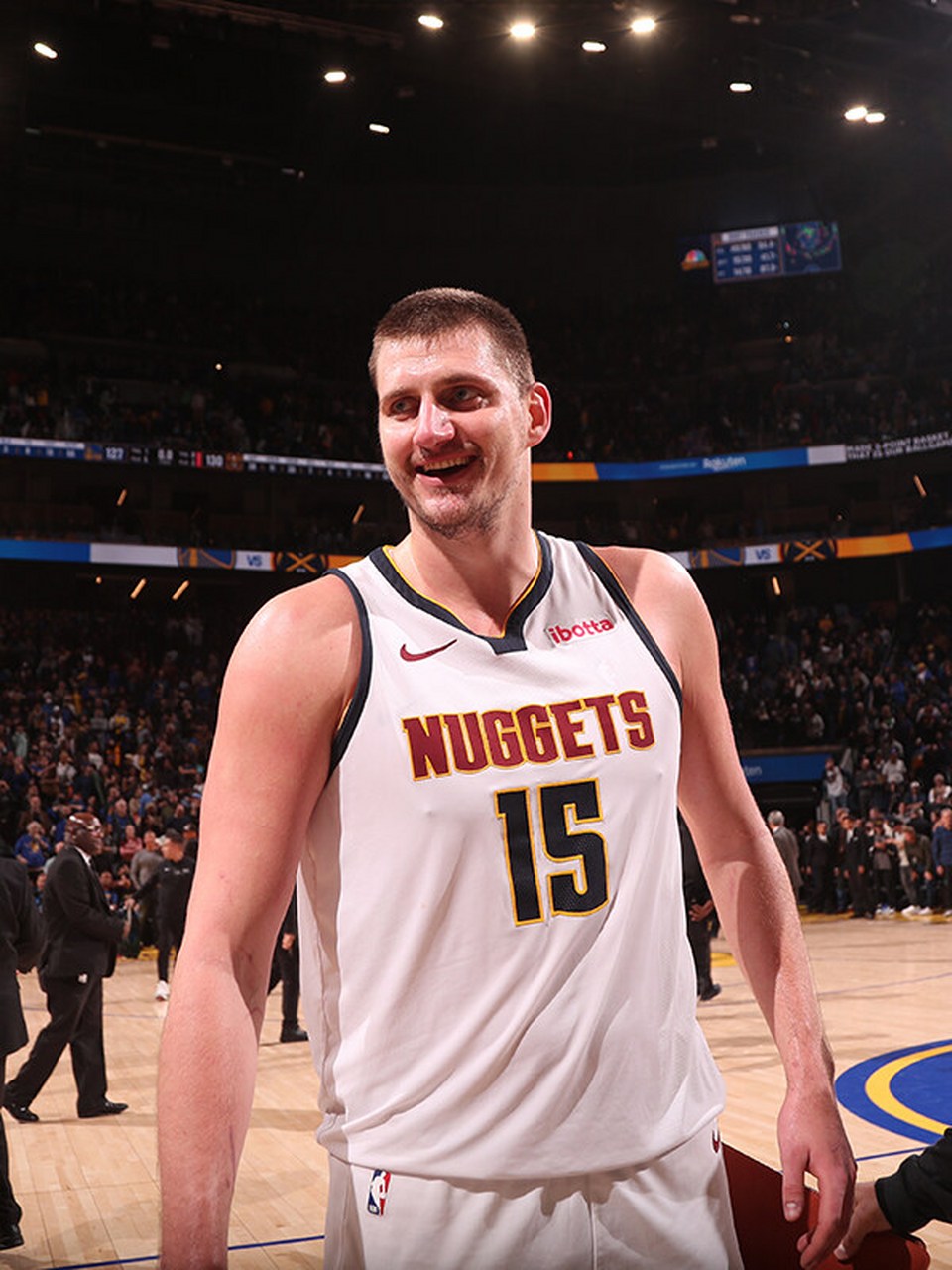 掘金球星尼古拉-约基奇在本场比赛中得到了自己nba生涯的第13000分
