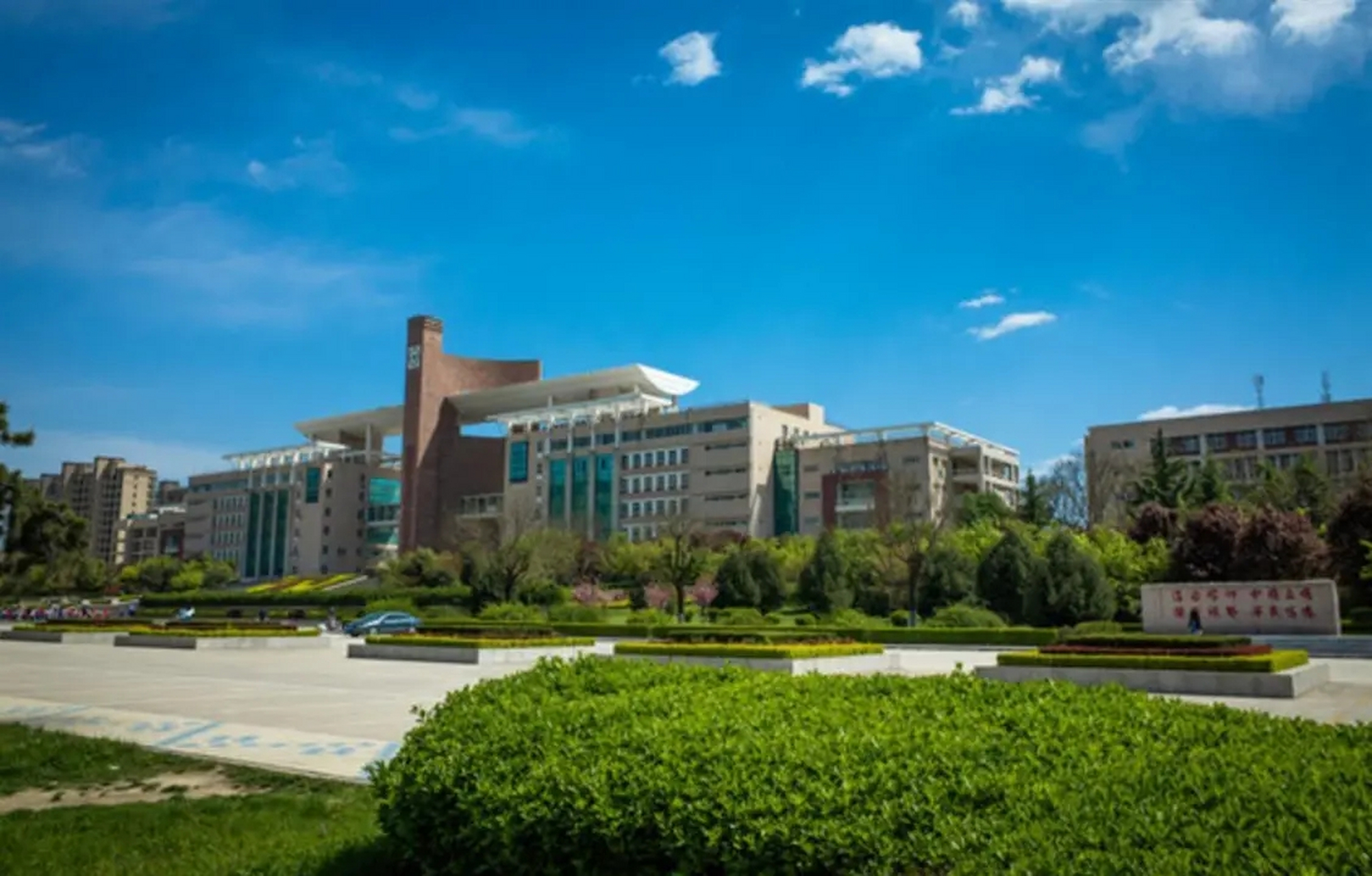 西北政法大学一名学生因涉嫌考试作弊被捉,与监考人员发生争执并录制