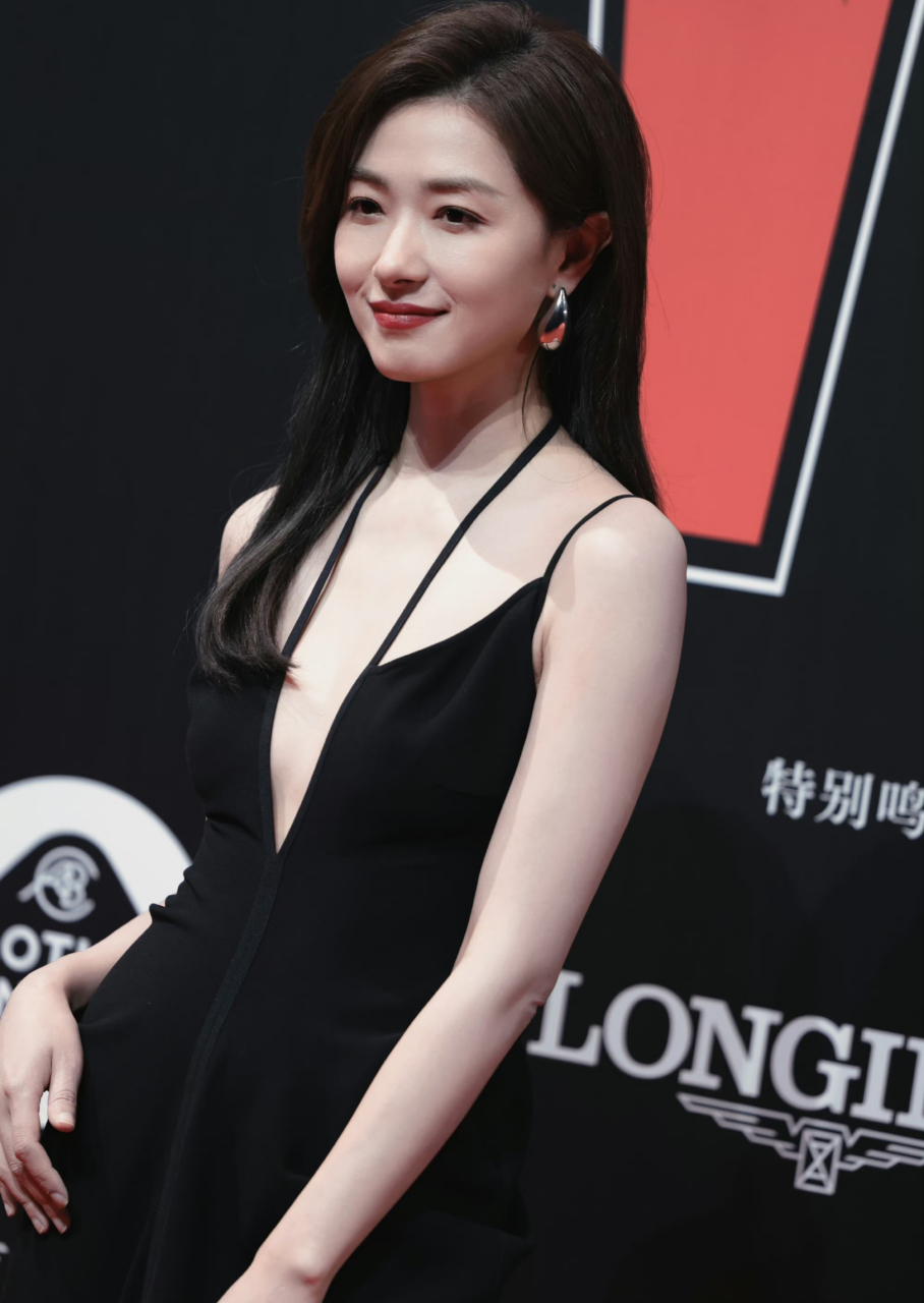 万茜留长发好漂亮,身穿黑裙,优雅时尚,又瘦又美又青春!