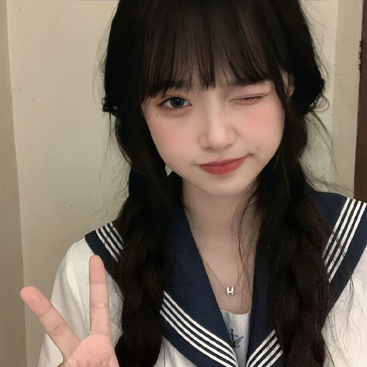 jk制服少女头像 素雅清新,jk穿搭给人一种宁静的感觉.