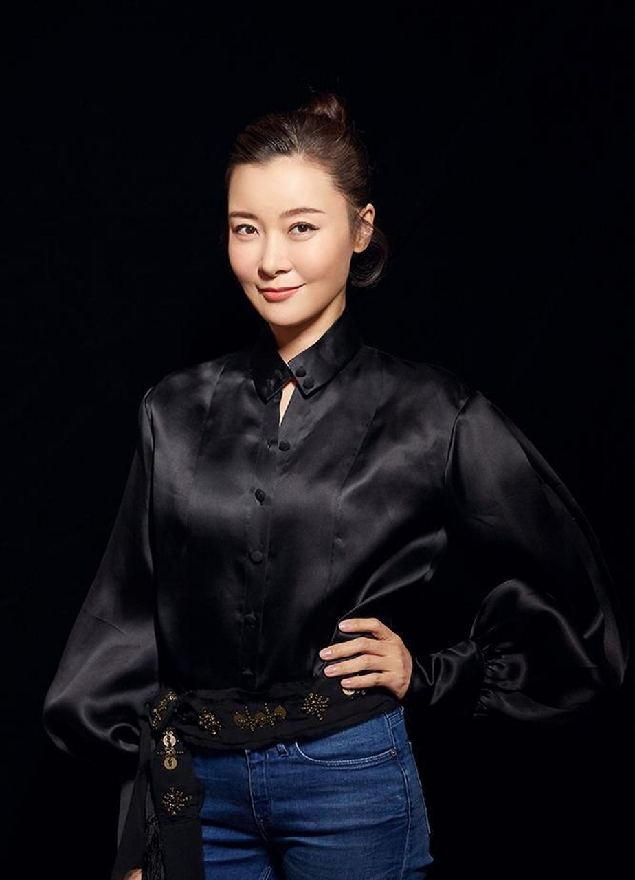穿着蓝色牛仔裤的柯蓝身材修长气质温婉