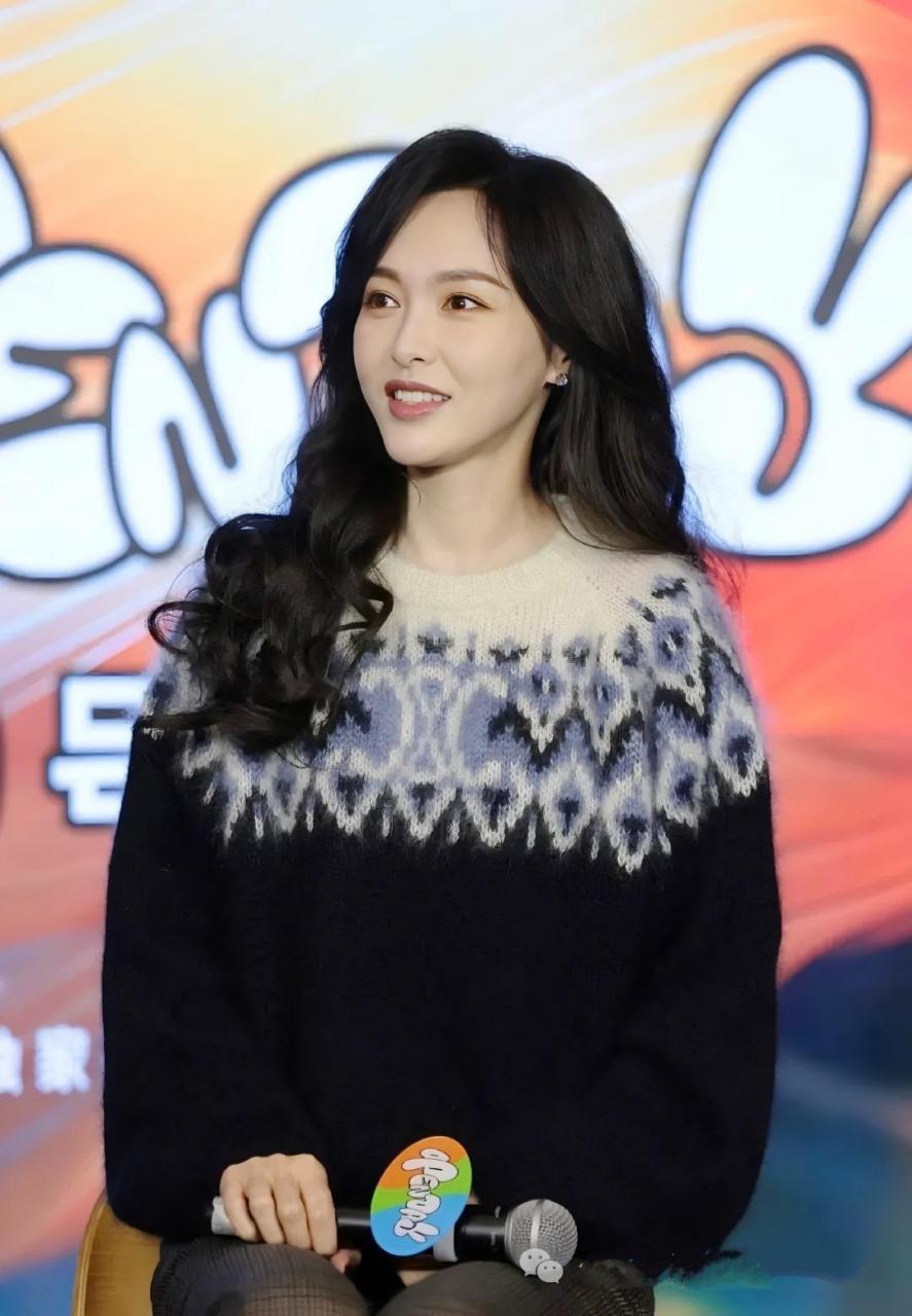 在那个星光熠熠的活动现场,172cm 的唐嫣为了不抢风头,竟然穿着运动鞋